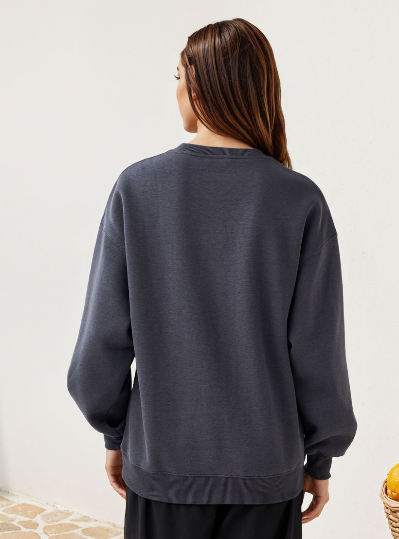 سويت شيرت بياقة ضيقة وطبعات جرافيك-women-winterwear-hoodiesandsweatshirts-sweatshirts-image-3