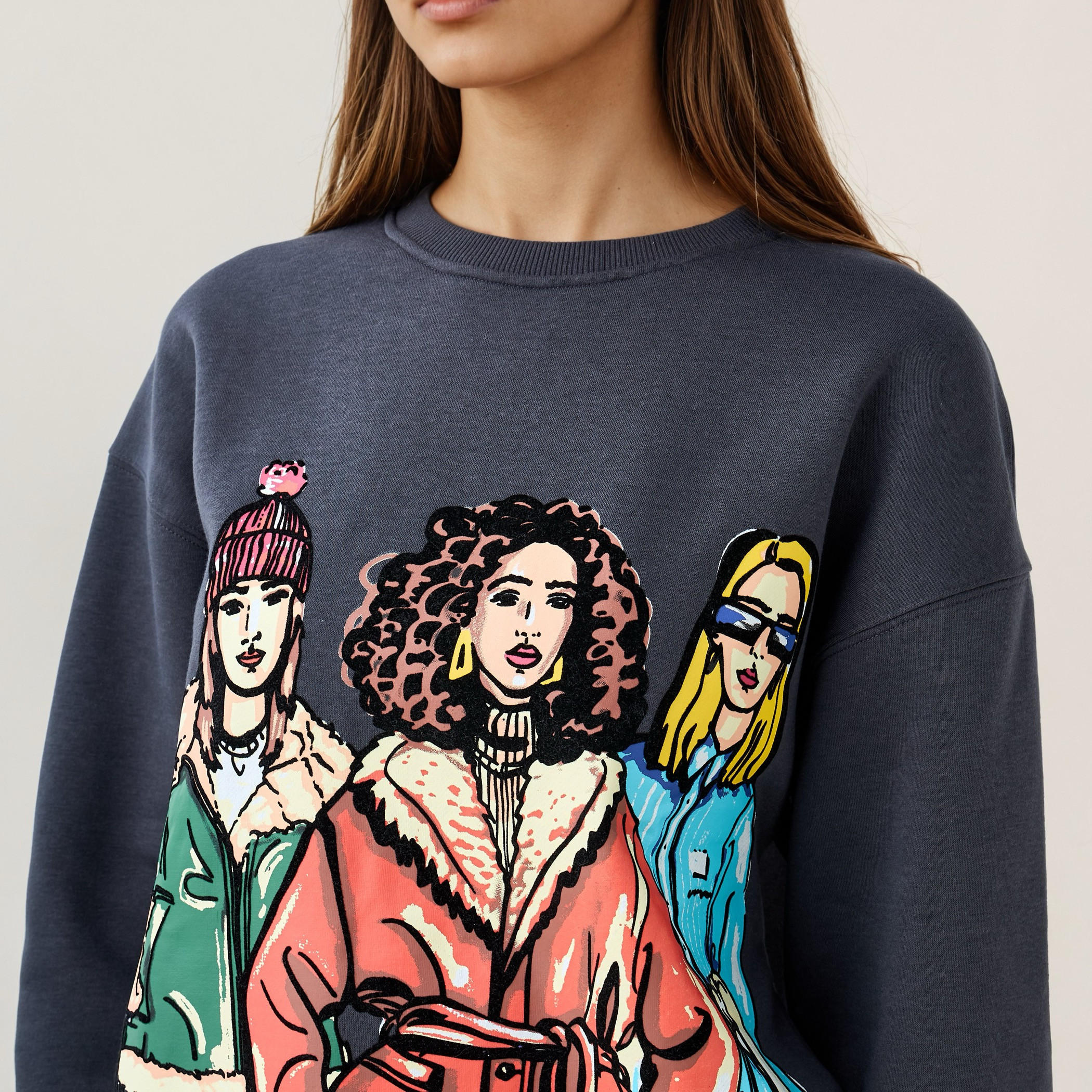 سويت شيرت بياقة ضيقة وطبعات جرافيك-women-winterwear-hoodiesandsweatshirts-sweatshirts-image-4