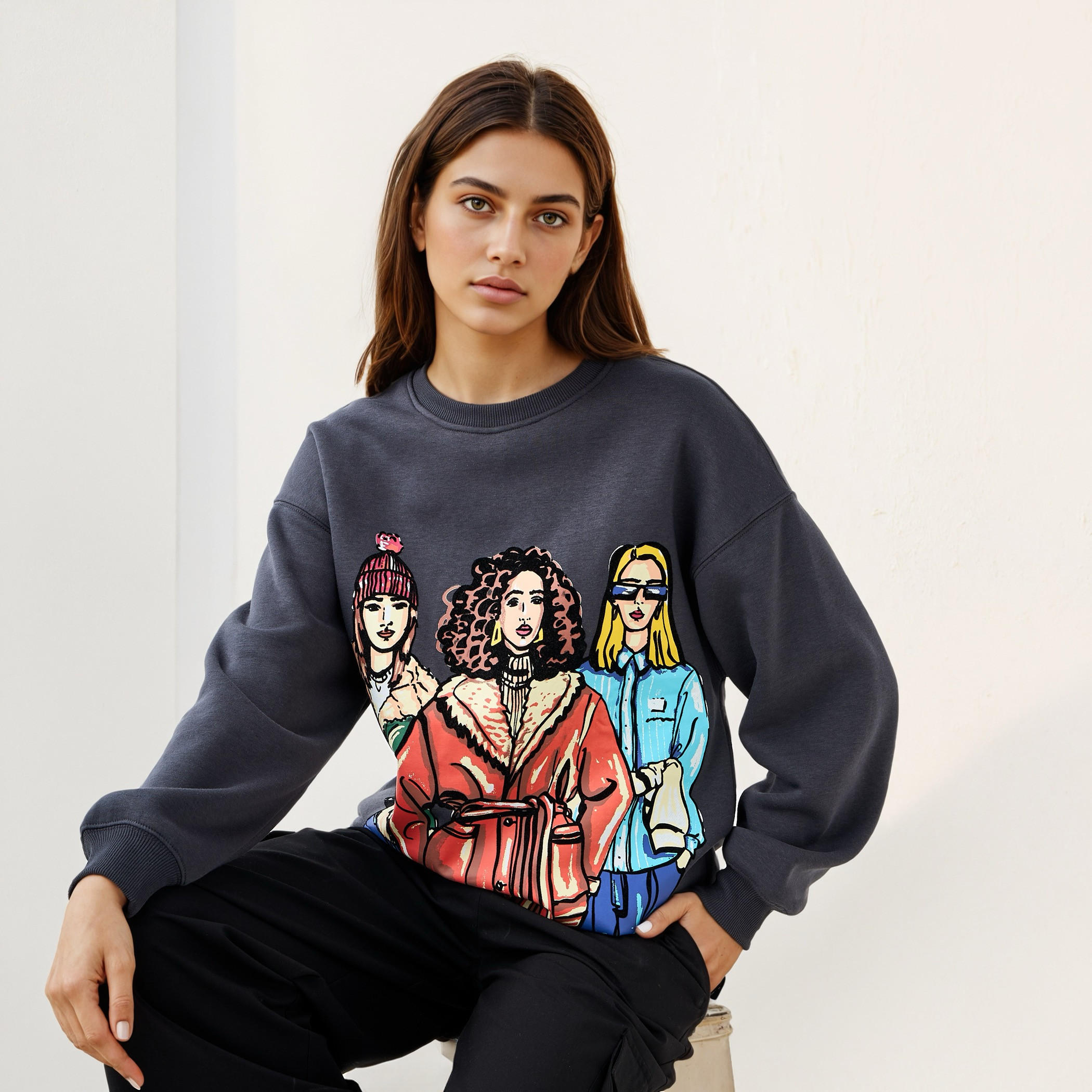 سويت شيرت بياقة ضيقة وطبعات جرافيك-women-winterwear-hoodiesandsweatshirts-sweatshirts-image-1
