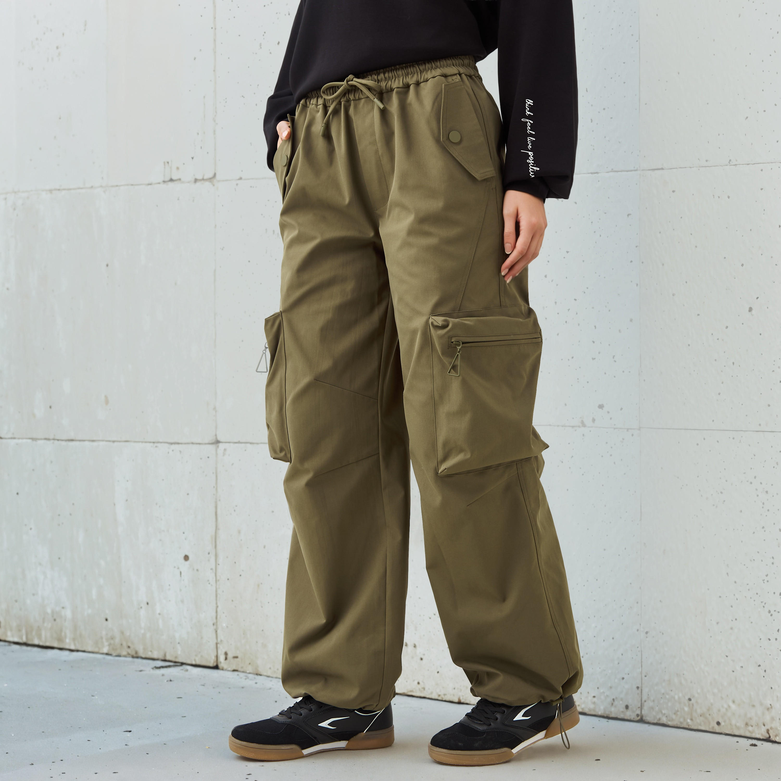 بنطلون عملي بقصة مريحة ورباط خصر-women-clothing-bottoms-trousers-image-1