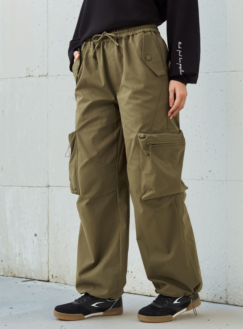 بنطلون عملي بقصة مريحة ورباط خصر-women-clothing-bottoms-trousers-image-1