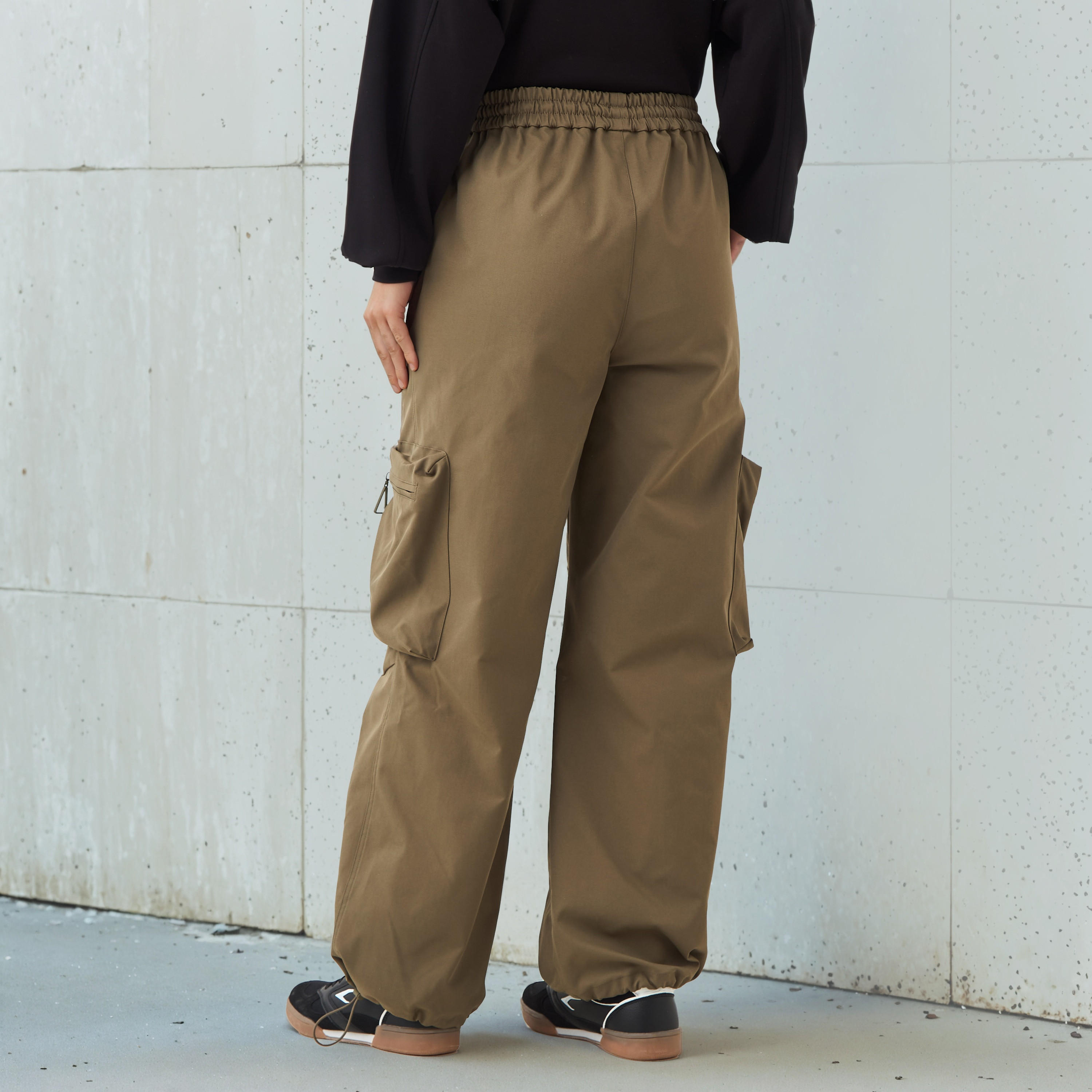 بنطلون عملي بقصة مريحة ورباط خصر-women-clothing-bottoms-trousers-image-3
