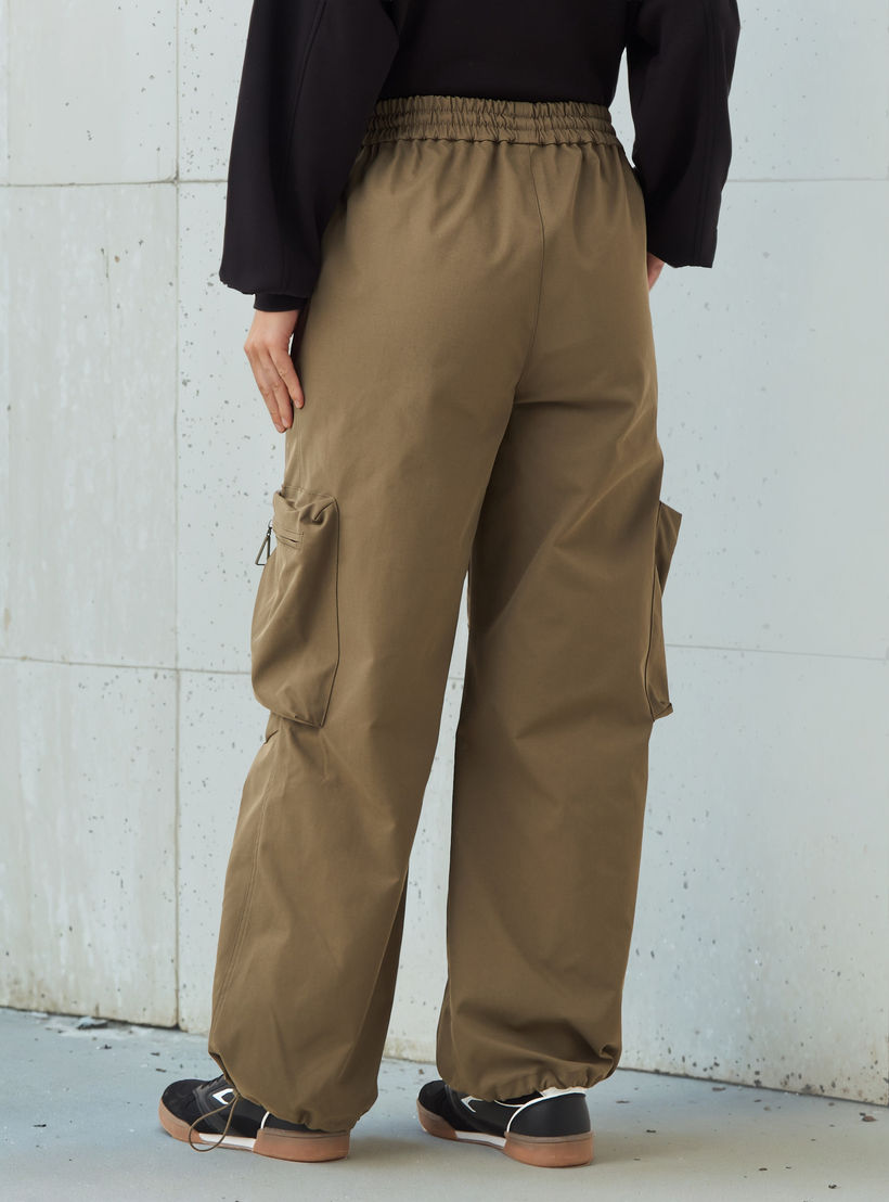 بنطلون عملي بقصة مريحة ورباط خصر-women-clothing-bottoms-trousers-image-3