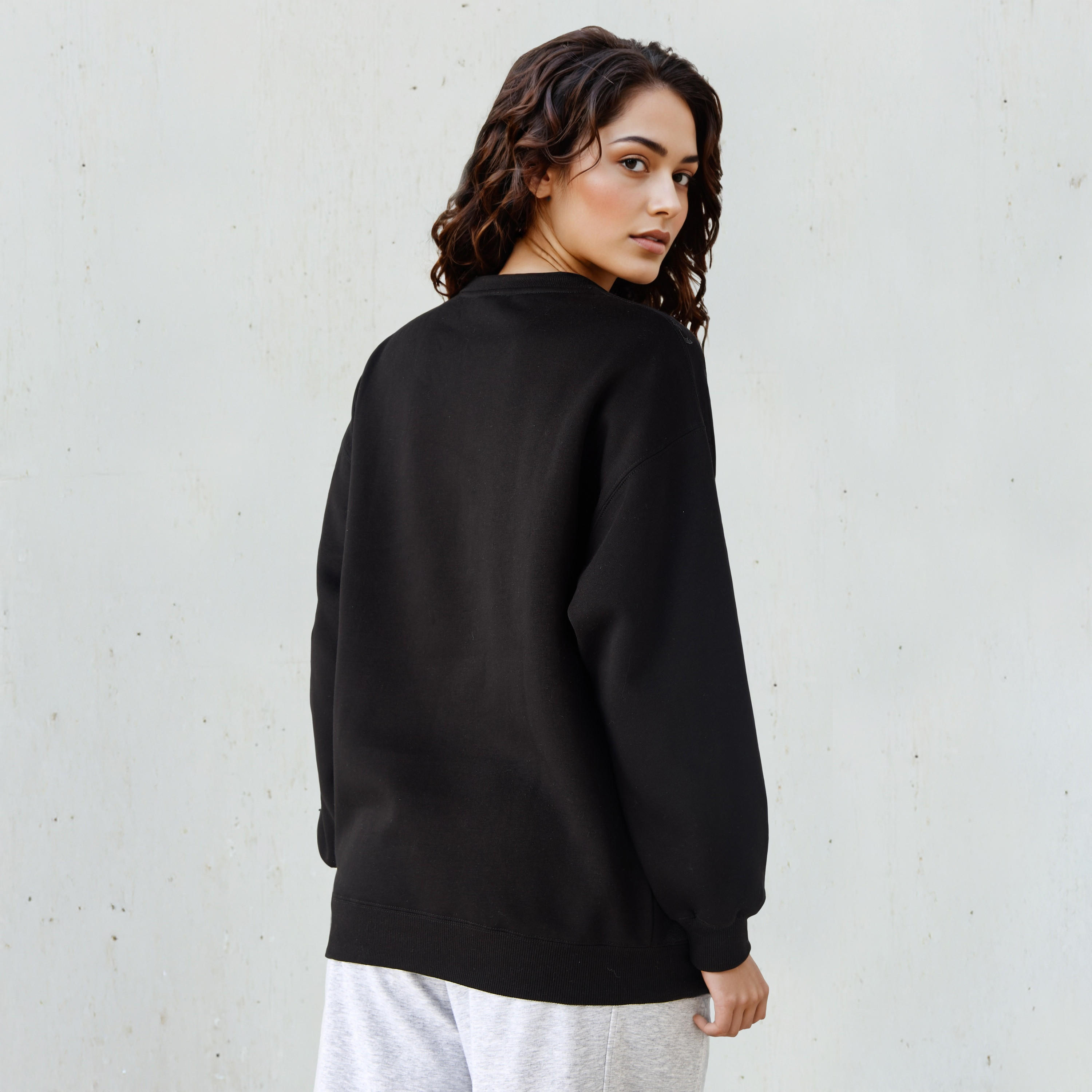 سويت شيرت بياقة ضيقة وأكمام طويلة وطبعات-women-winterwear-hoodiesandsweatshirts-sweatshirts-image-4