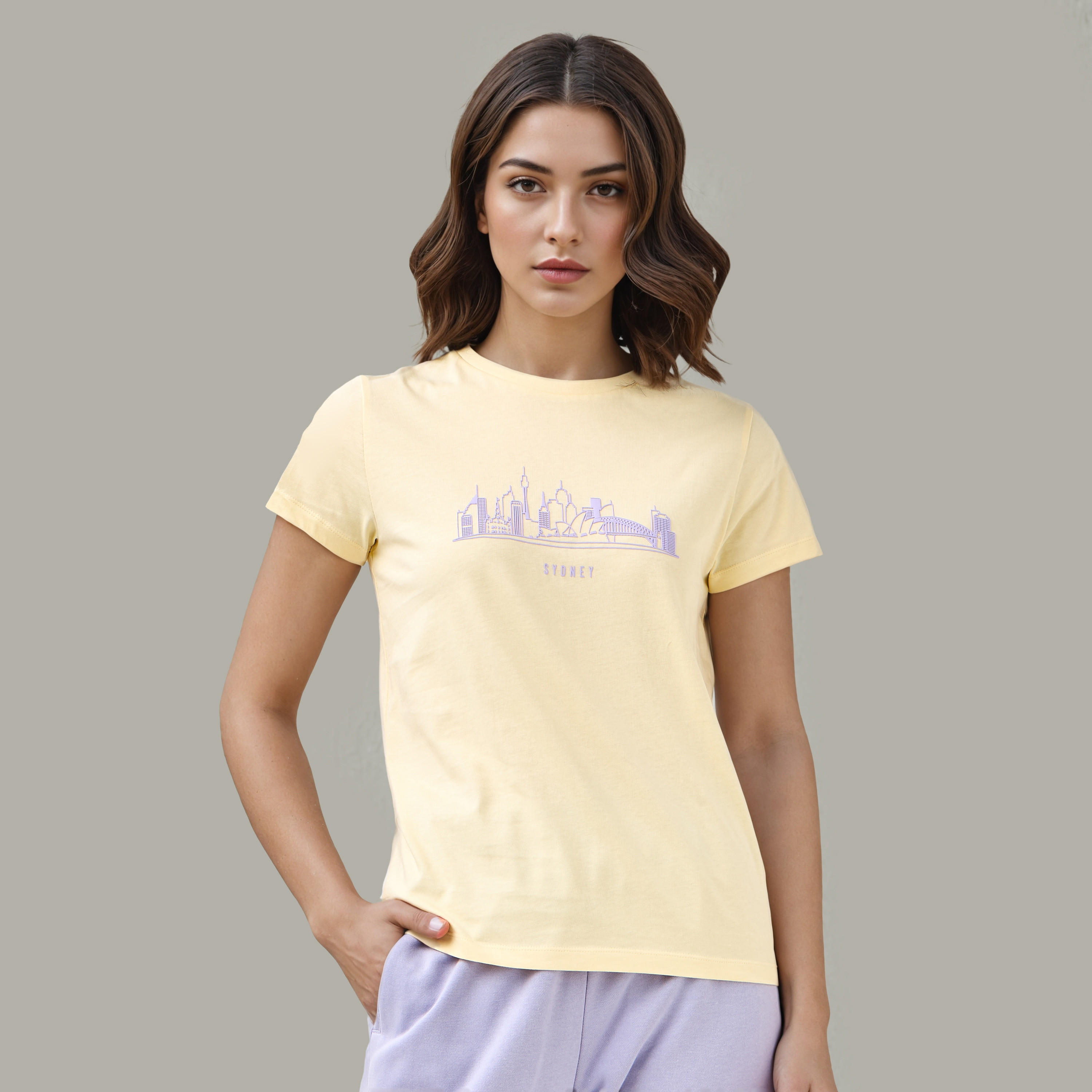 تيشيرت بياقة ضيقة وطبعات جرافيك-women-clothing-tshirts-image-5