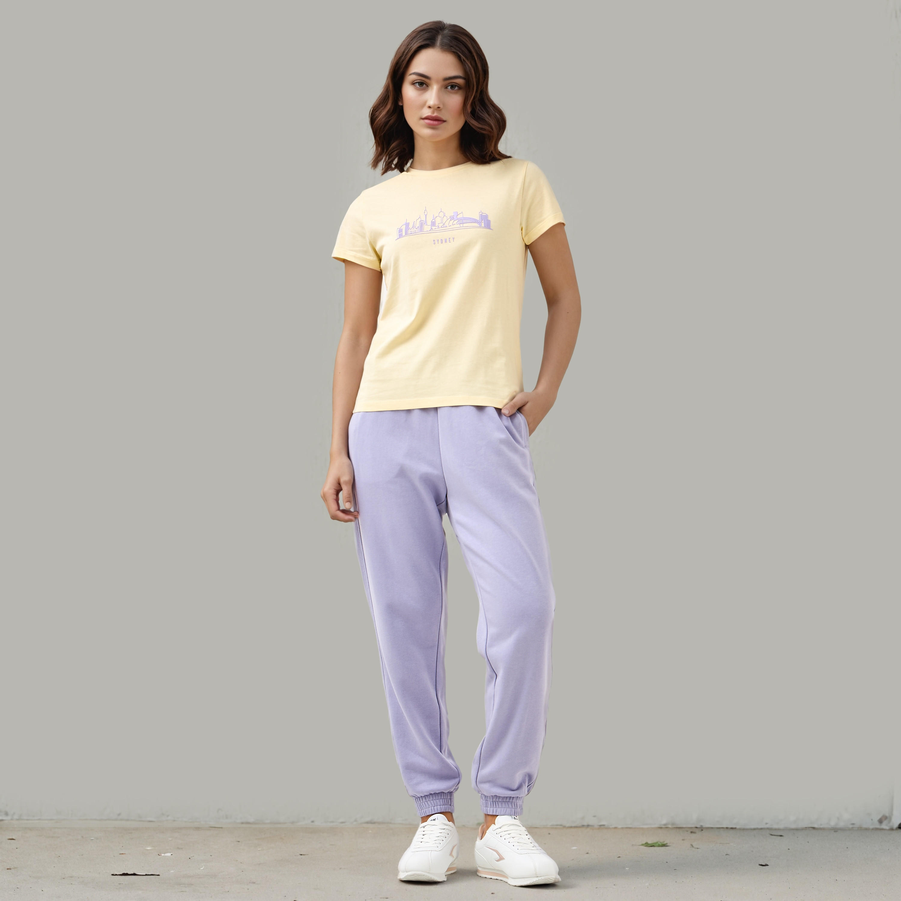 تيشيرت بياقة ضيقة وطبعات جرافيك-women-clothing-tshirts-image-4
