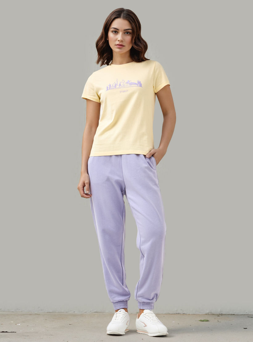 تيشيرت بياقة ضيقة وطبعات جرافيك-women-clothing-tshirts-image-4