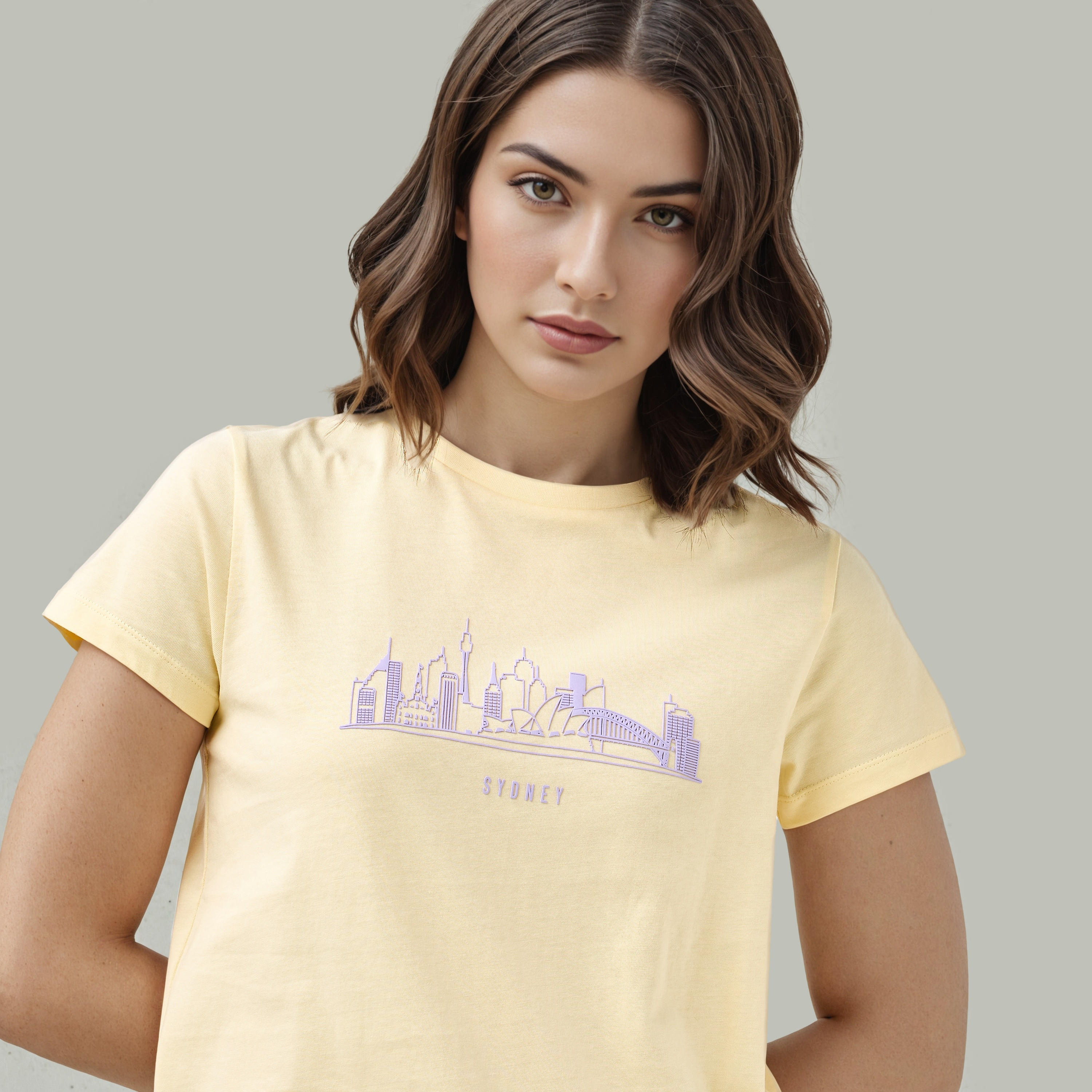 تيشيرت بياقة ضيقة وطبعات جرافيك-women-clothing-tshirts-image-2