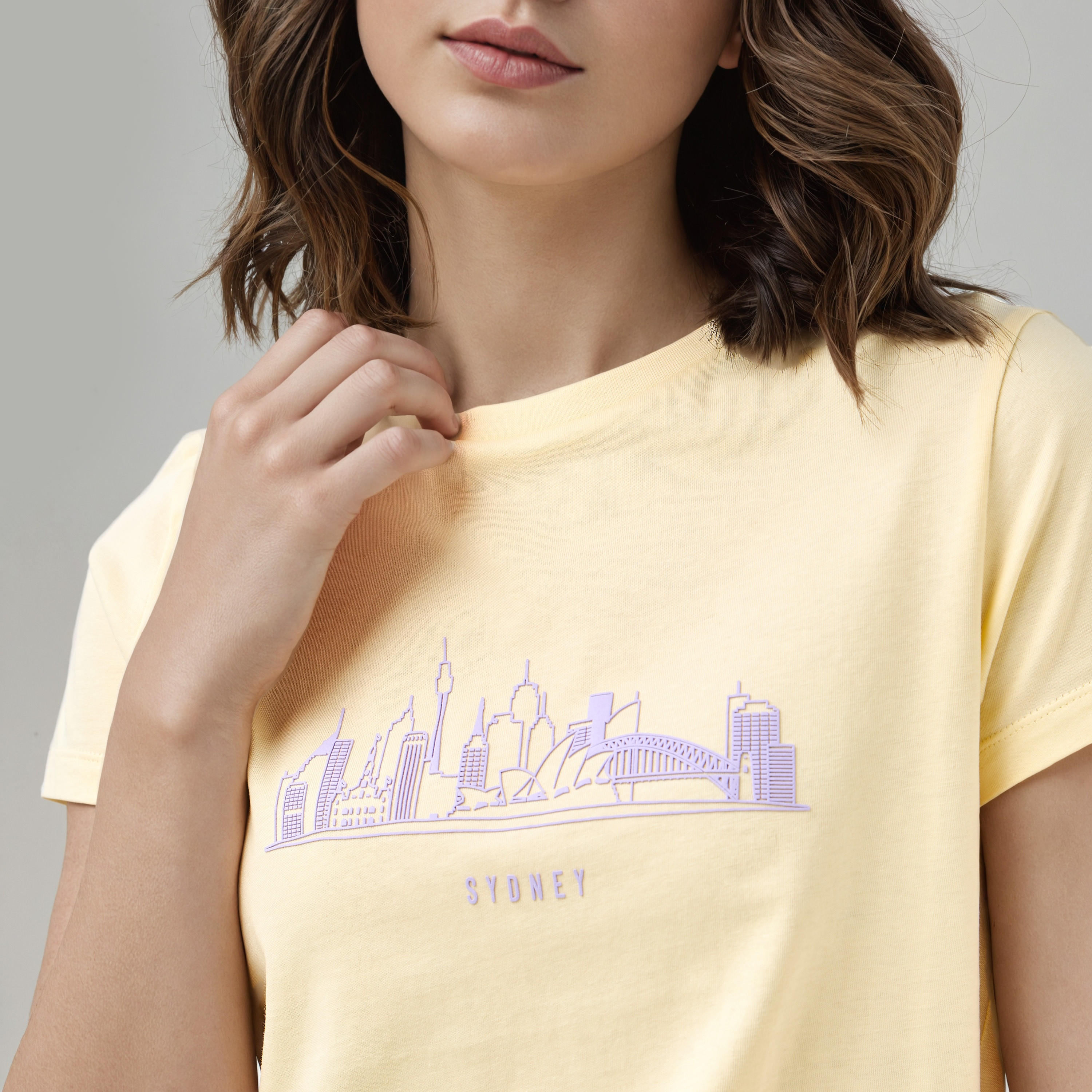 تيشيرت بياقة ضيقة وطبعات جرافيك-women-clothing-tshirts-image-1