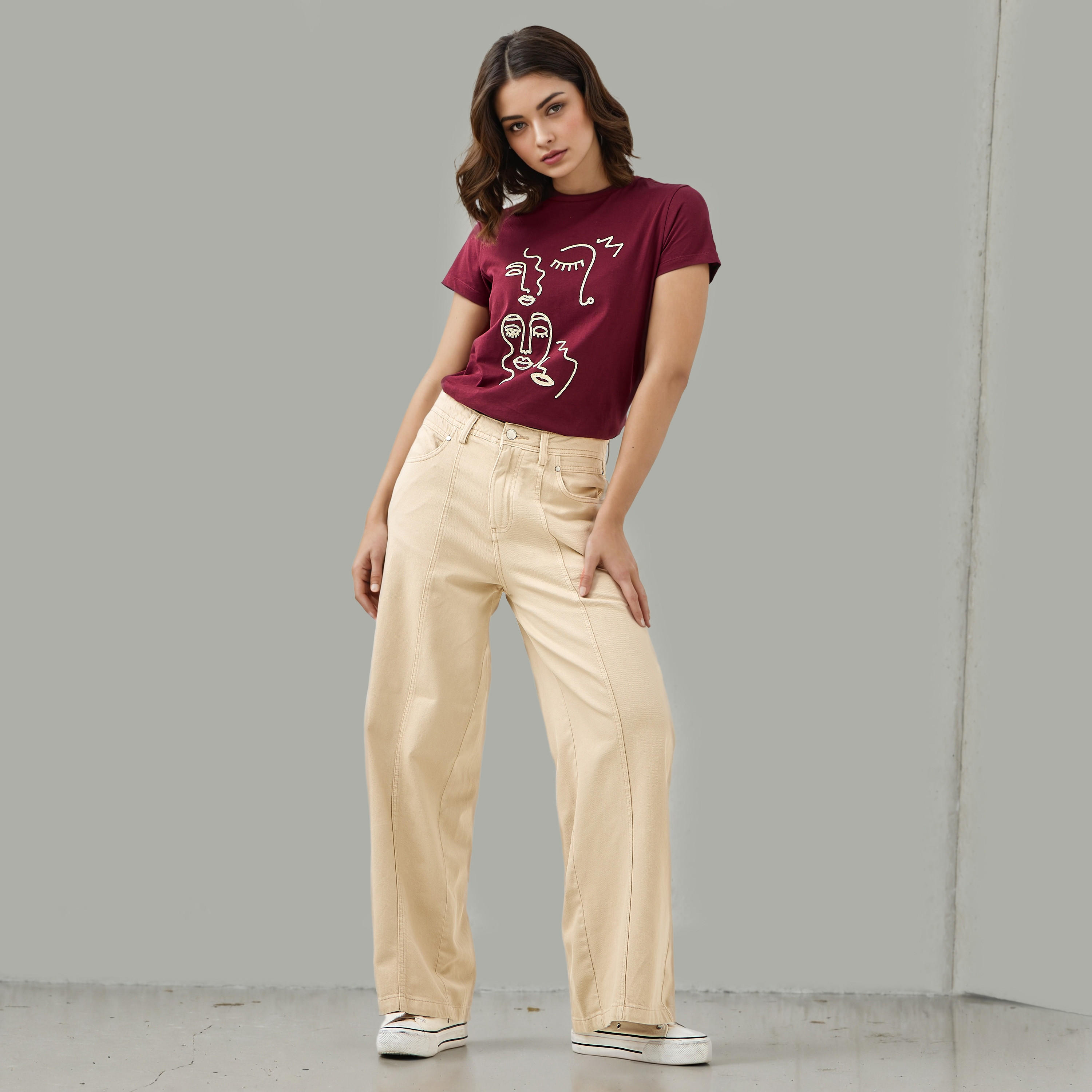 تيشيرت مطرز بياقة ضيقة-women-clothing-tshirts-image-4