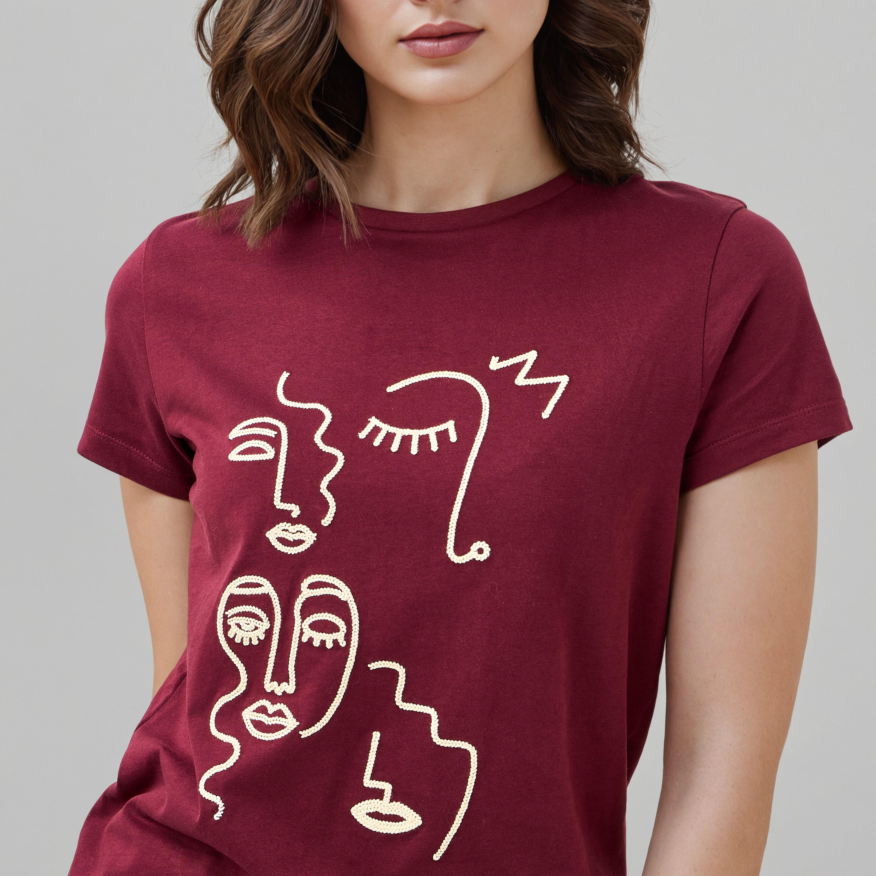 تيشيرت مطرز بياقة ضيقة-women-clothing-tshirts-image-1