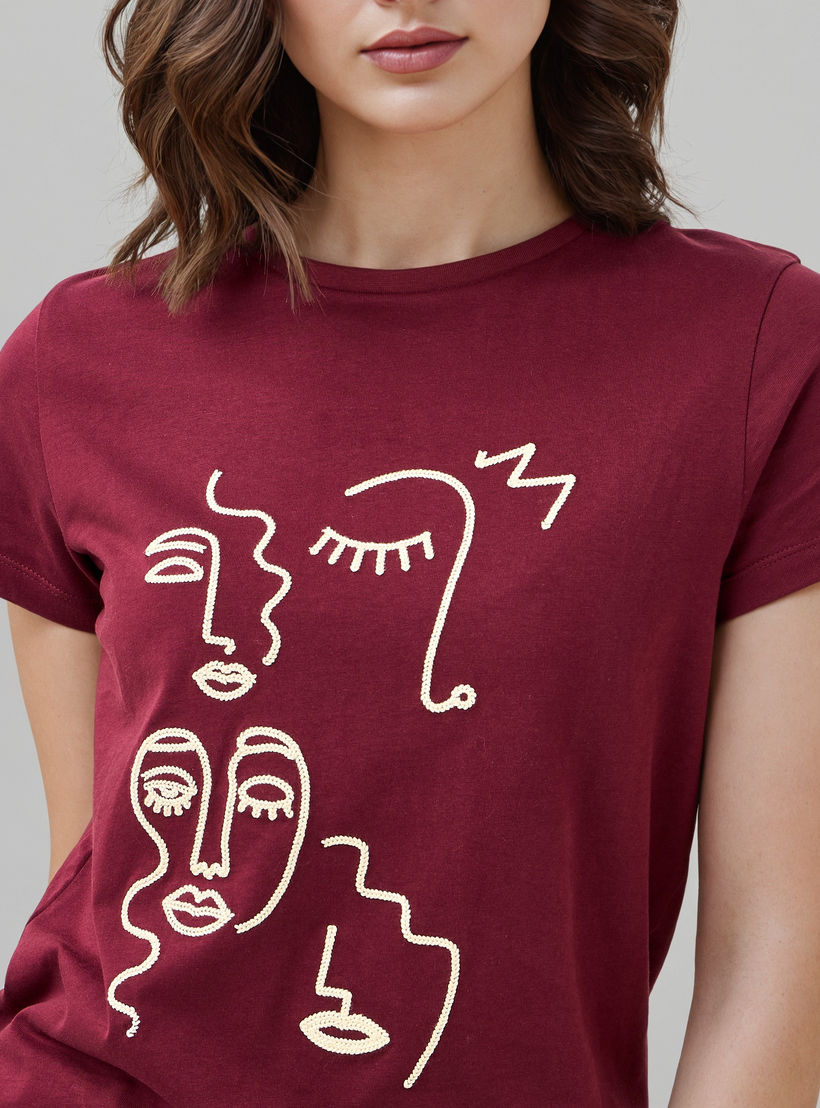 تيشيرت مطرز بياقة ضيقة-women-clothing-tshirts-image-1