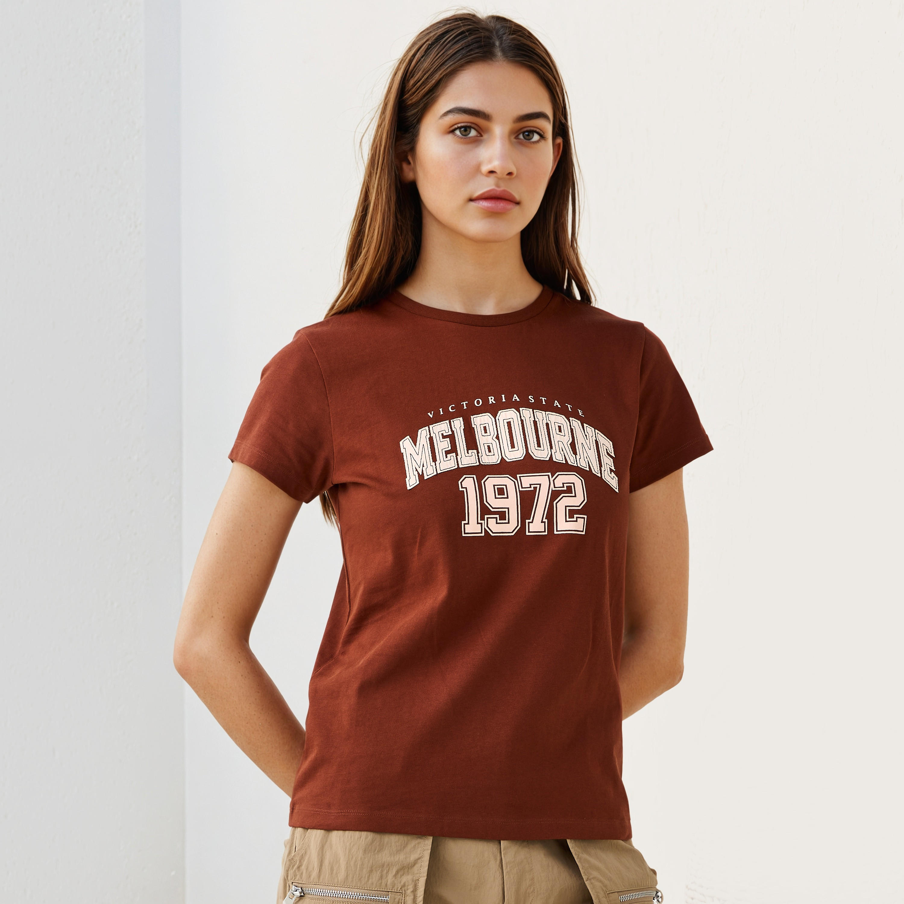 تيشيرت بياقة ضيقة وطبعات جرافيك-women-clothing-tshirts-image-5
