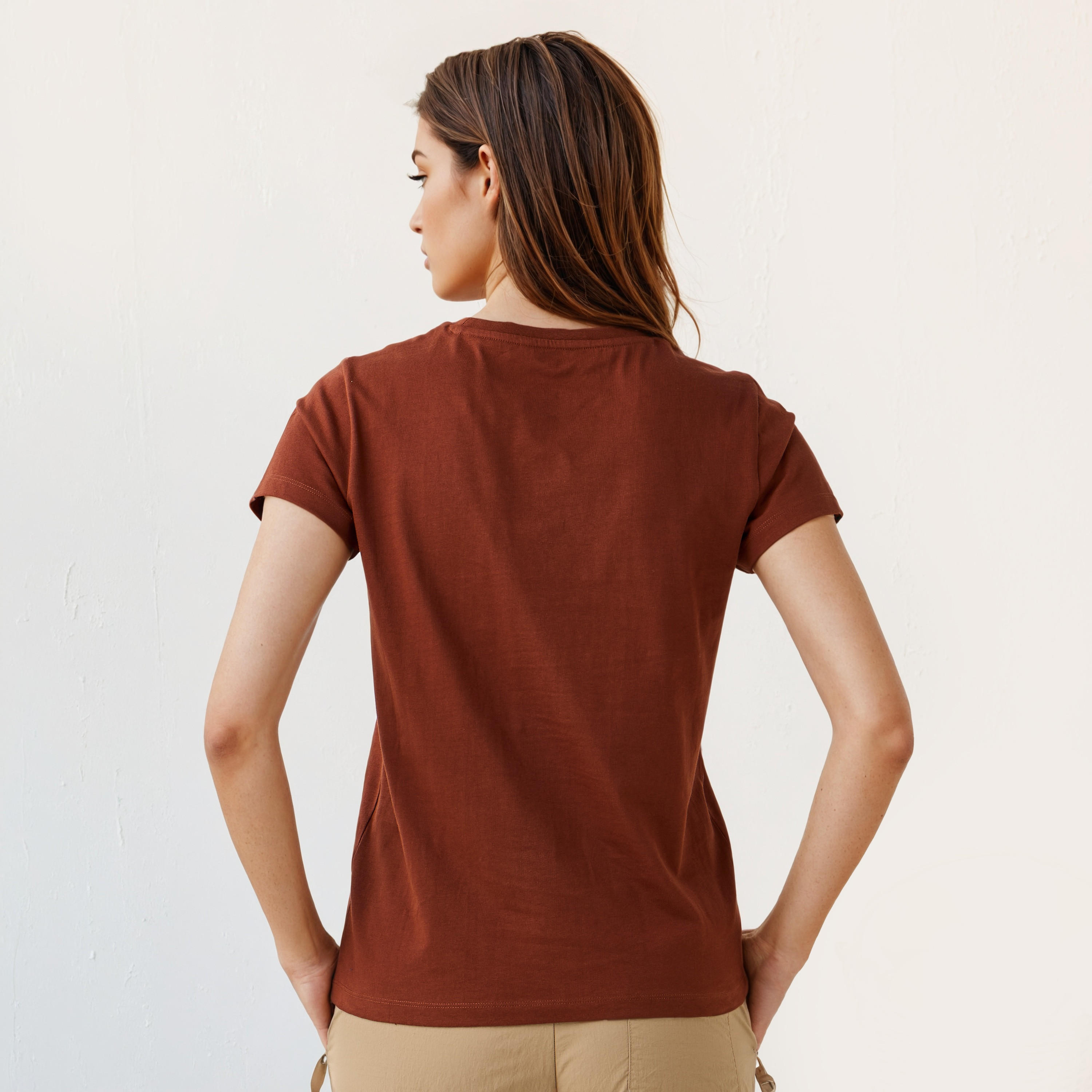 تيشيرت بياقة ضيقة وطبعات جرافيك-women-clothing-tshirts-image-3
