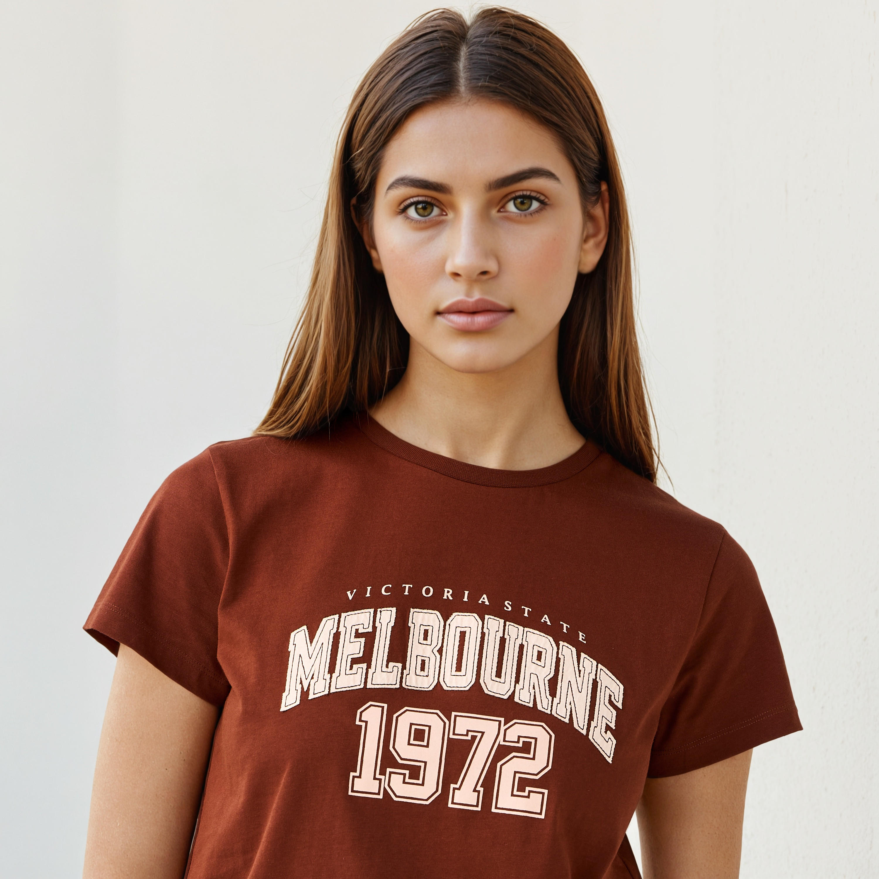 تيشيرت بياقة ضيقة وطبعات جرافيك-women-clothing-tshirts-image-2