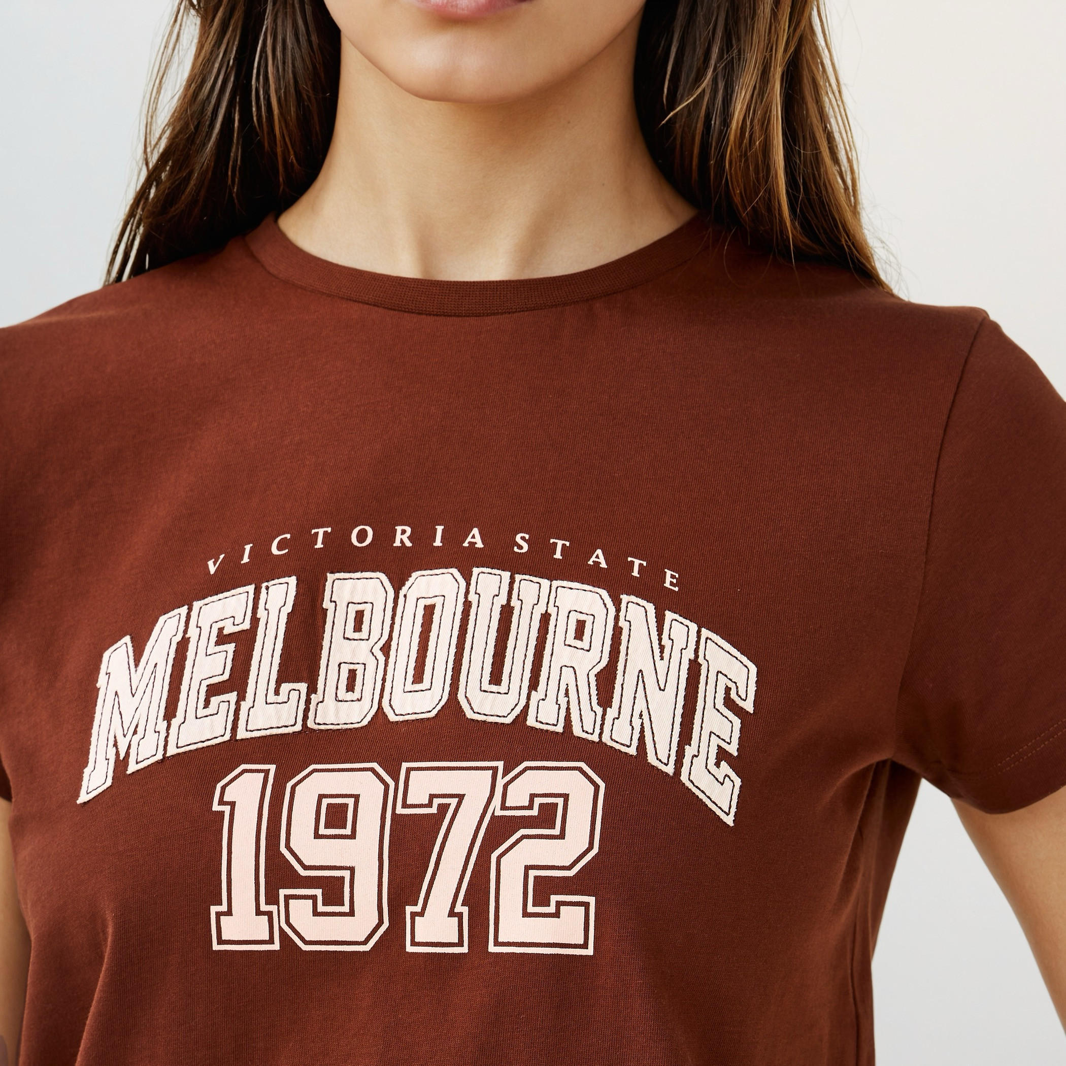 تيشيرت بياقة ضيقة وطبعات جرافيك-women-clothing-tshirts-image-1