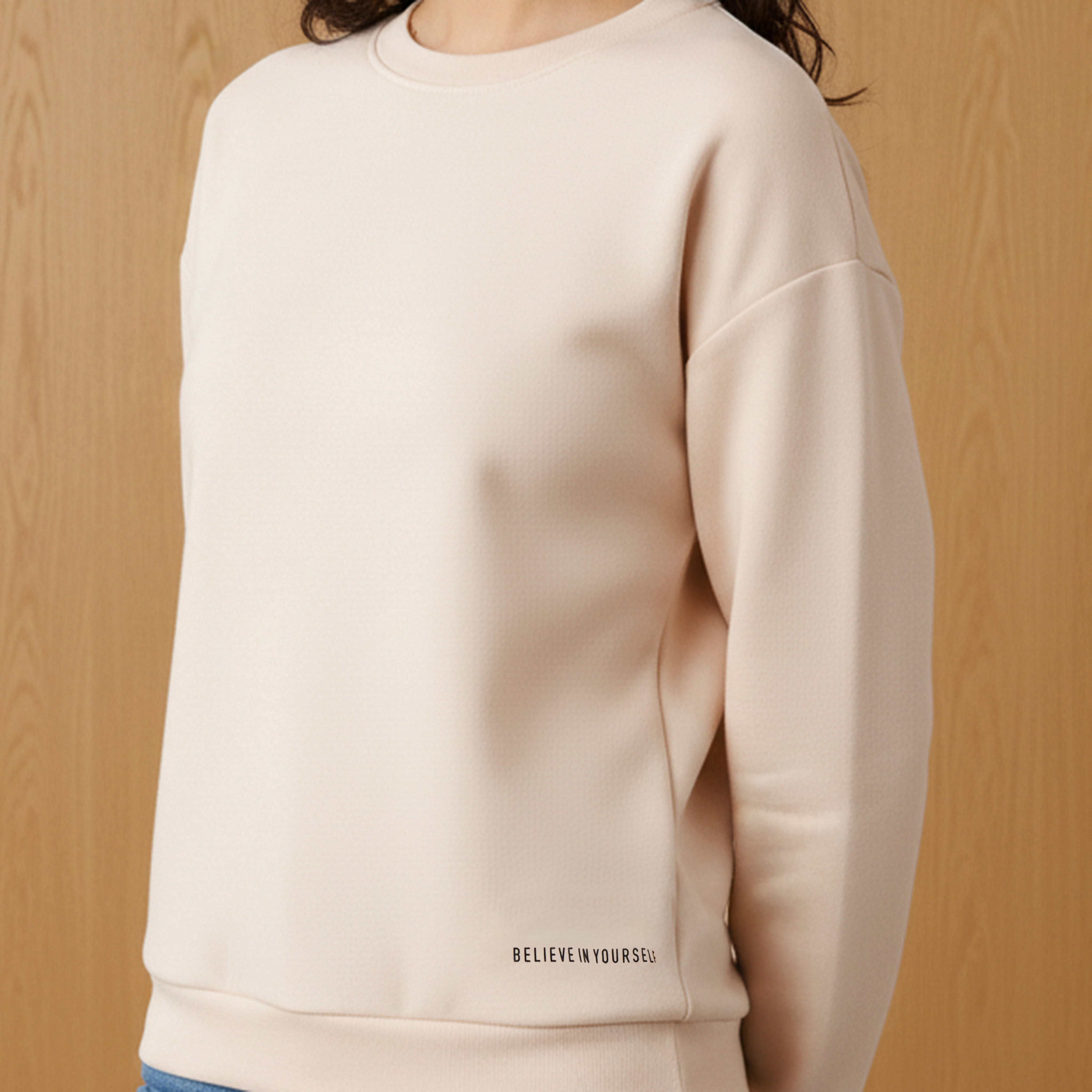 سويت شيرت بقصة عادية وطبعات شعار-women-winterwear-hoodiesandsweatshirts-sweatshirts-image-4