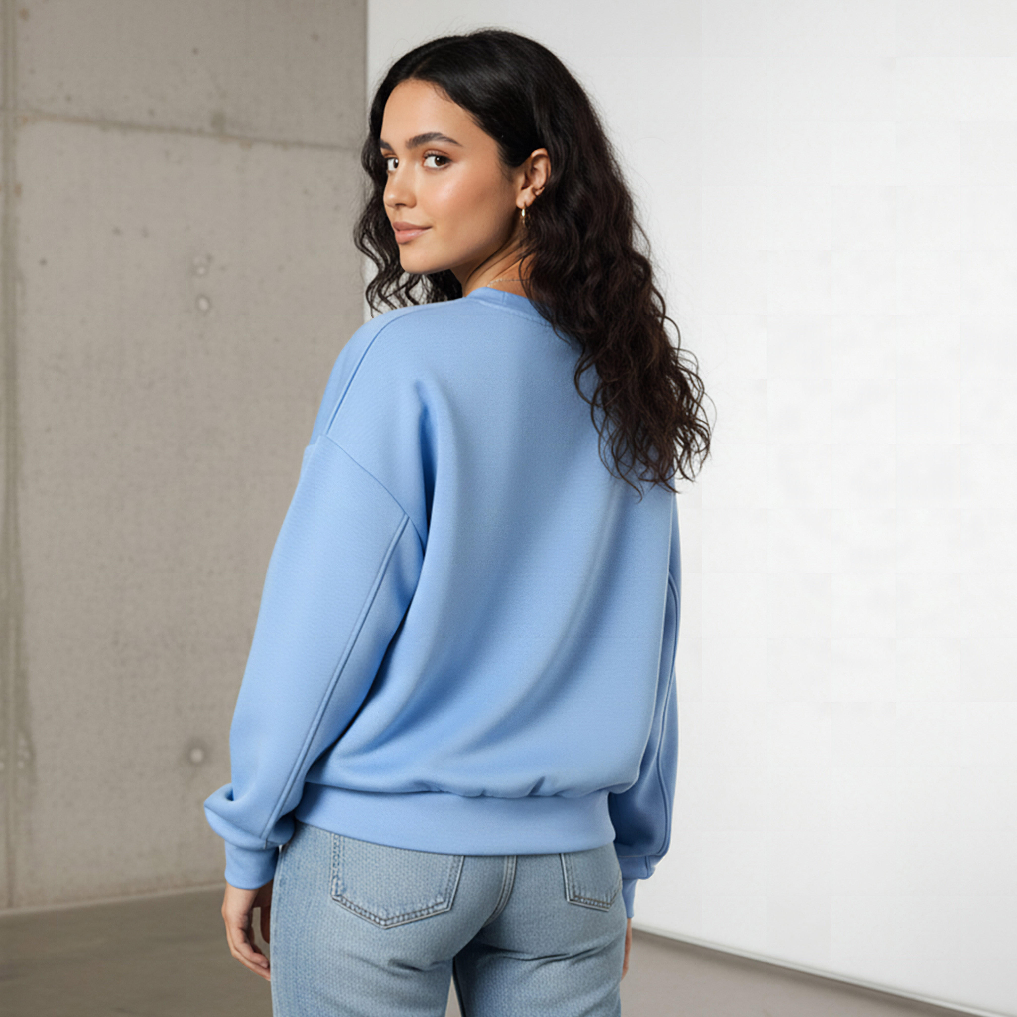 سويت شيرت بقصة عادية وطبعات شعار-women-winterwear-hoodiesandsweatshirts-sweatshirts-image-3