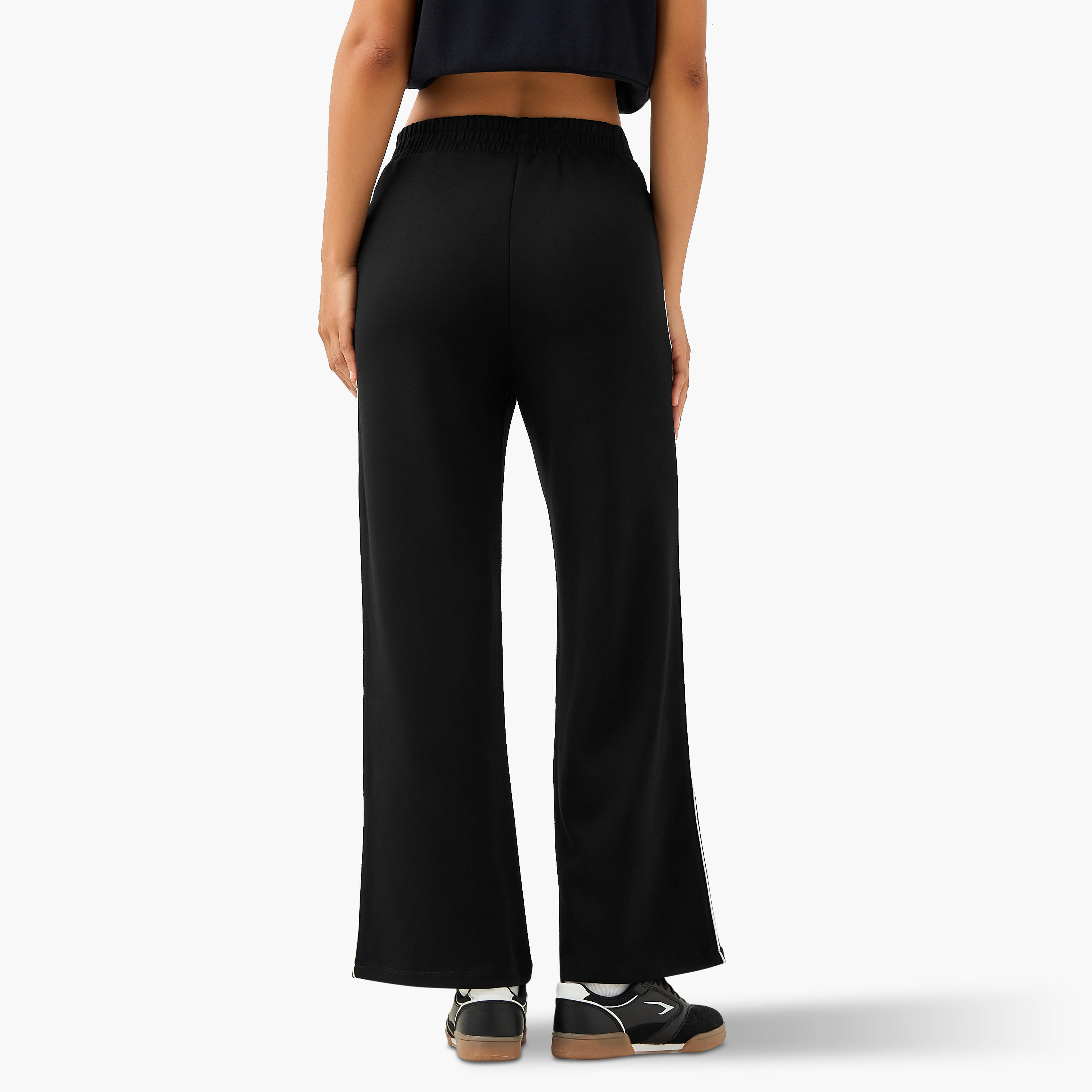 بنطلون بقصة عادية وخصر متوسط بتصميم خطوط بارزة-women-clothing-coordsets-image-3