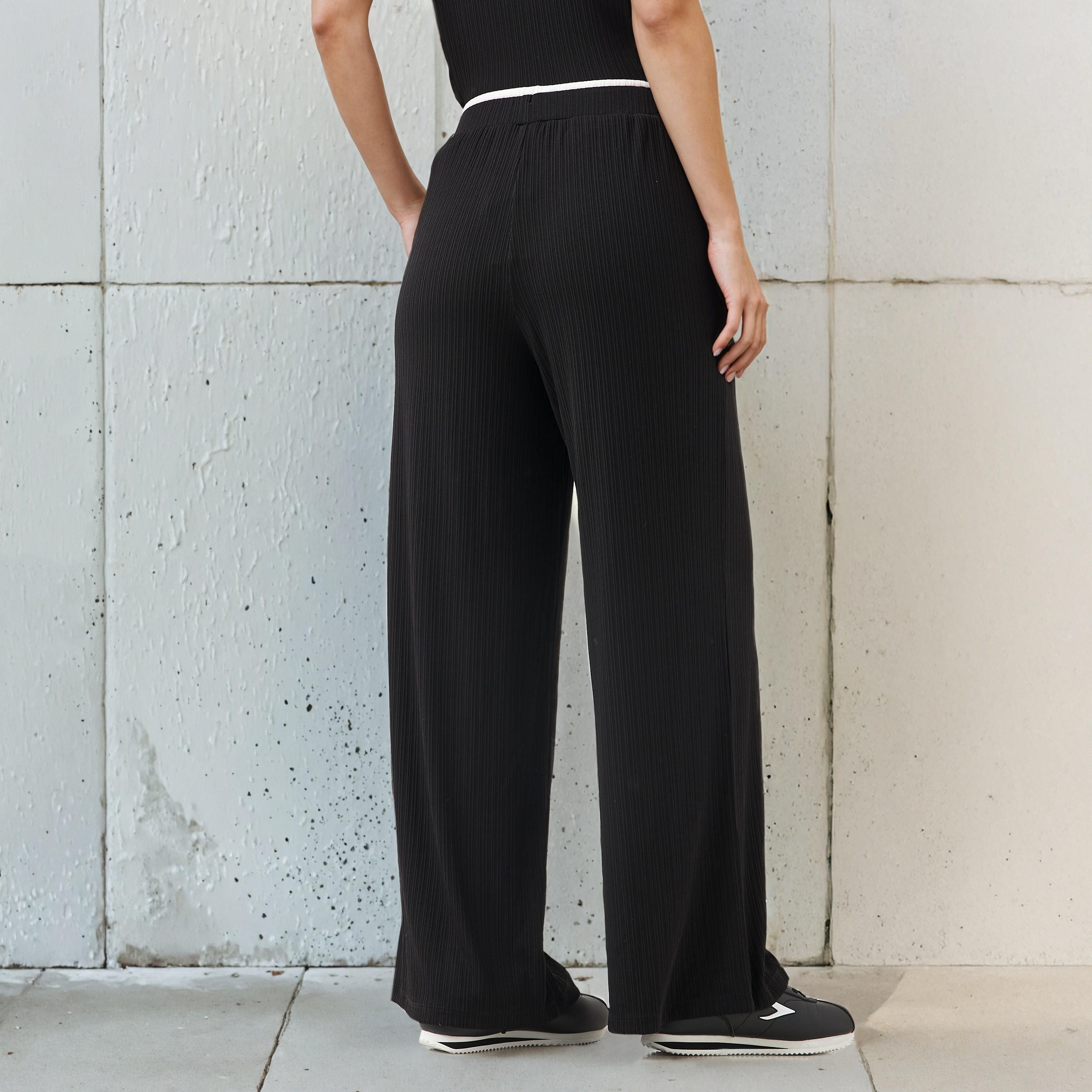 بنطلون رياضي واسع الساقين مضلّع بخصر مطاطي متباين متوسط الارتفاع -women-clothing-bottoms-joggers-image-3
