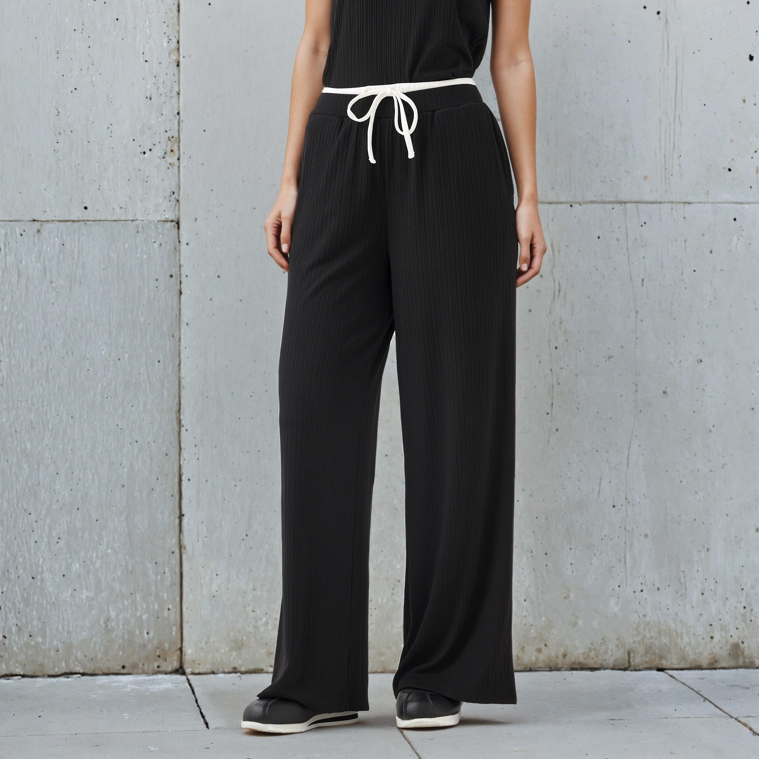 بنطلون رياضي واسع الساقين مضلّع بخصر مطاطي متباين متوسط الارتفاع -women-clothing-bottoms-joggers-image-1
