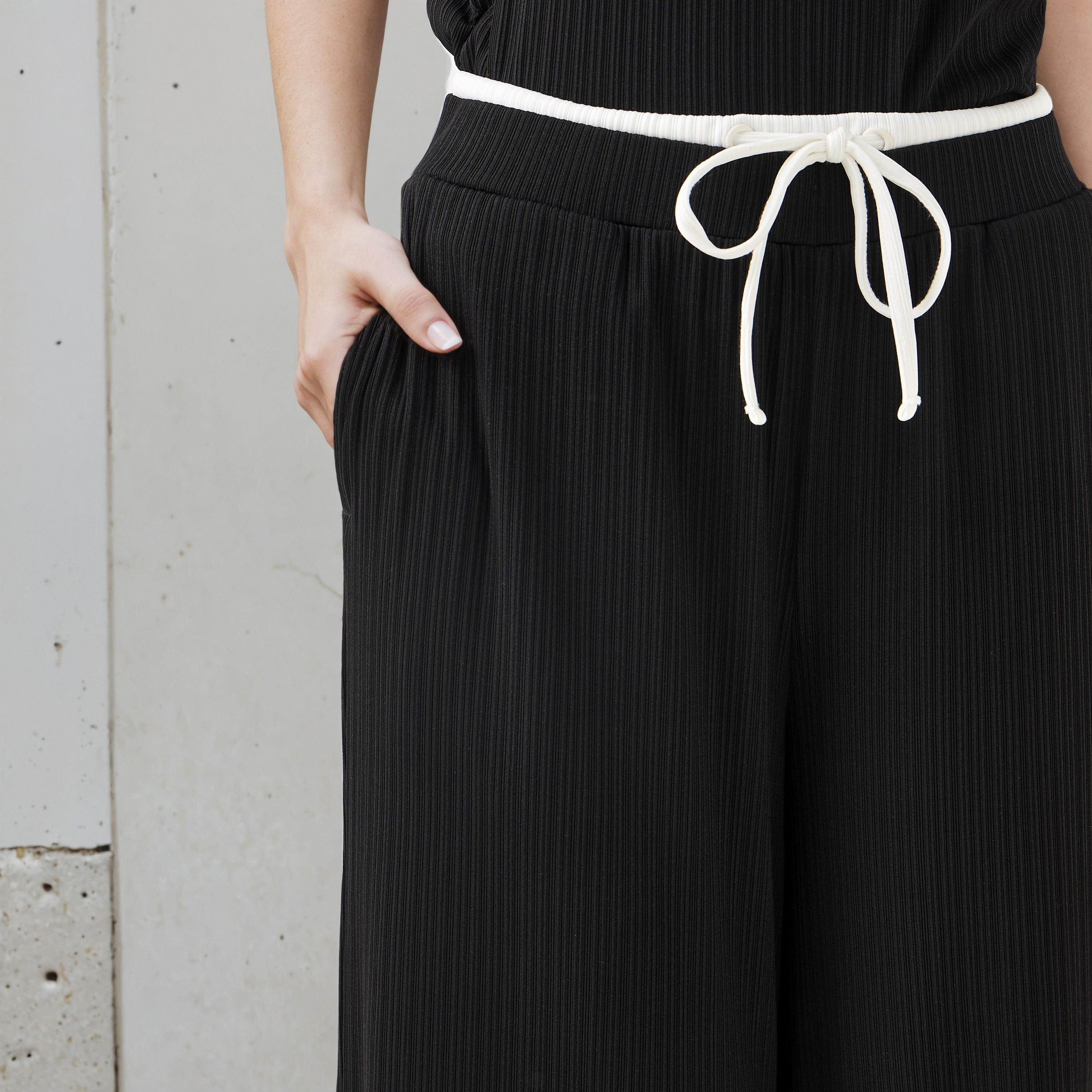 بنطلون رياضي واسع الساقين مضلّع بخصر مطاطي متباين متوسط الارتفاع -women-clothing-bottoms-joggers-image-5