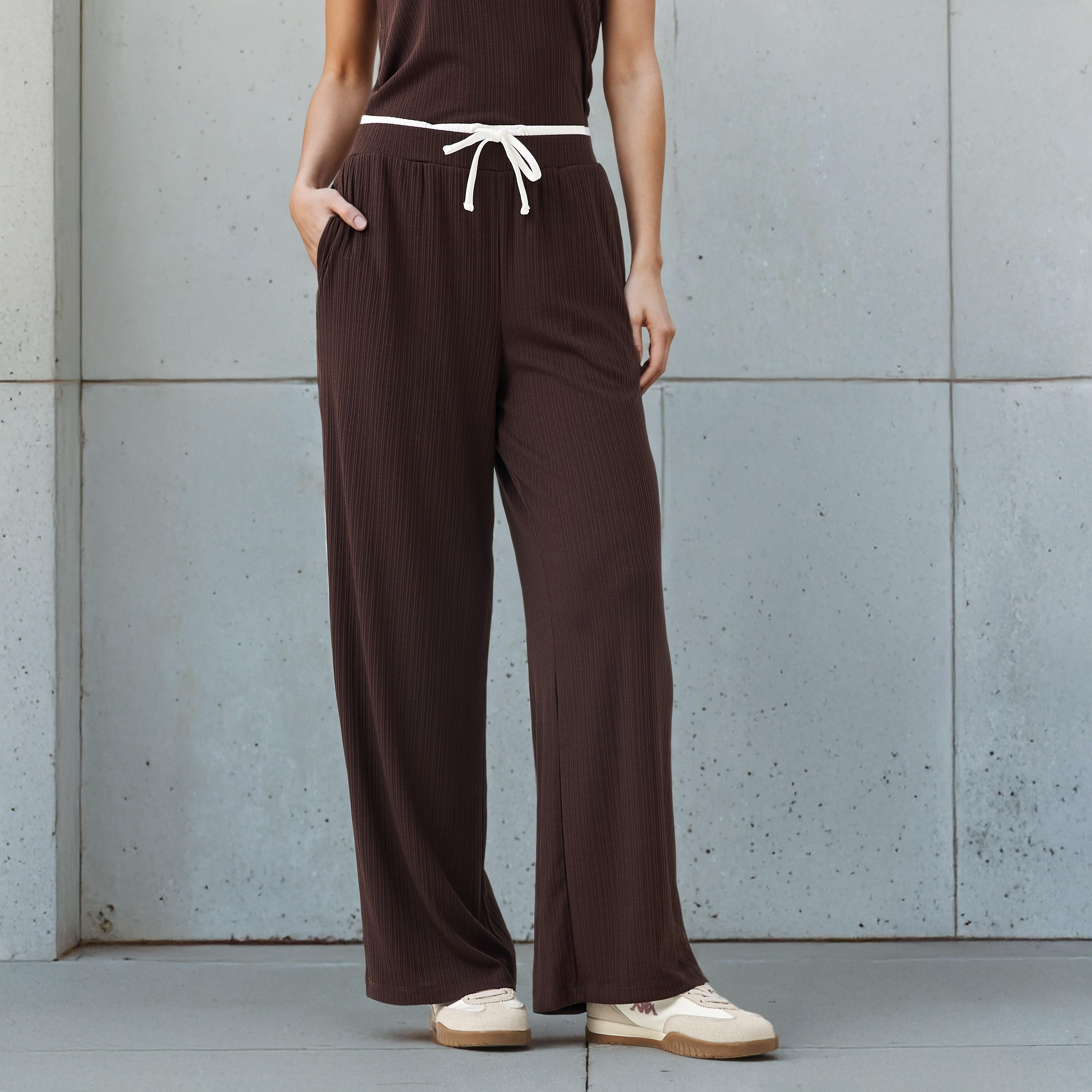 بنطلون رياضي واسع الساقين مضلّع بخصر مطاطي متباين متوسط الارتفاع -women-clothing-bottoms-joggers-image-1