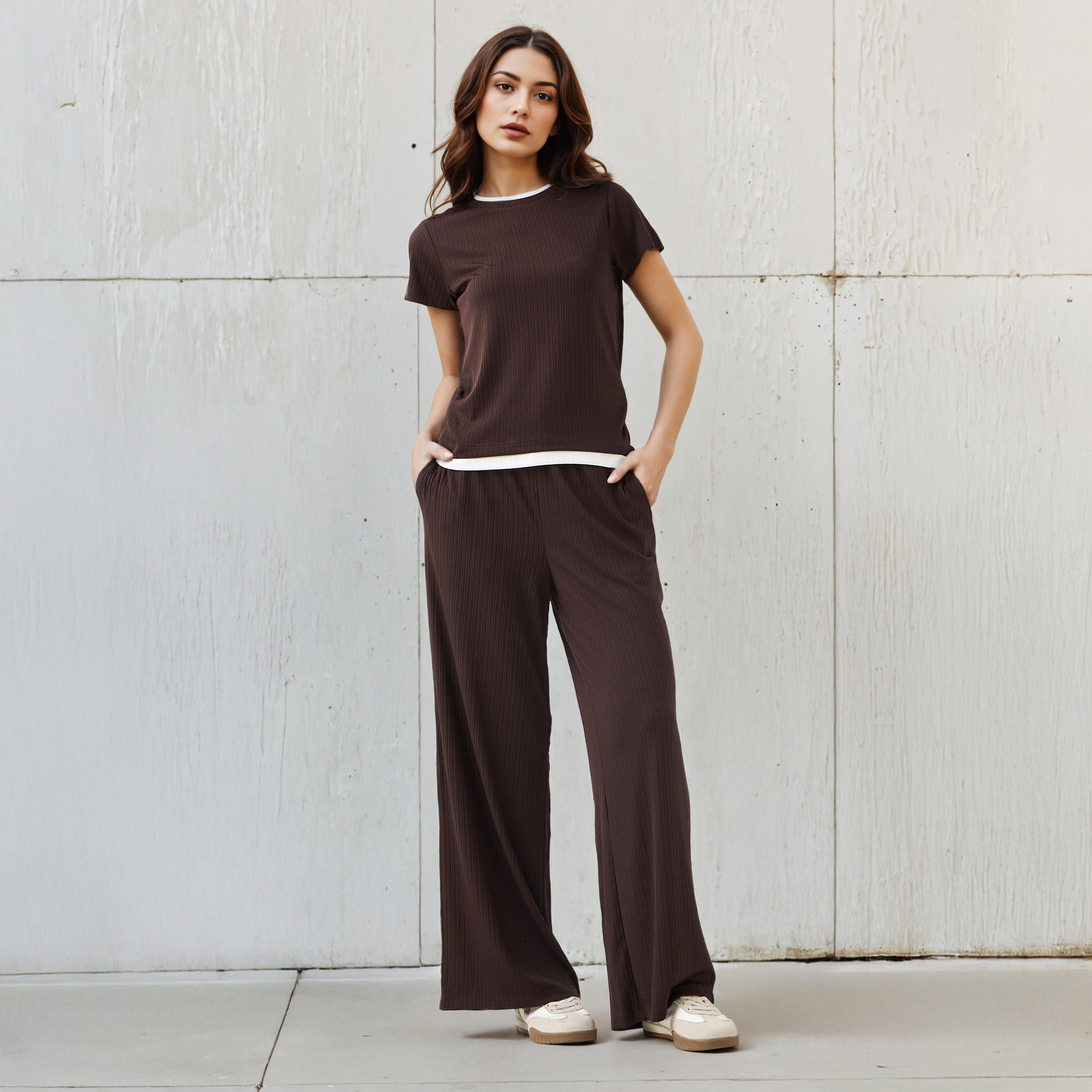 بنطلون رياضي واسع الساقين مضلّع بخصر مطاطي متباين متوسط الارتفاع -women-clothing-bottoms-joggers-image-2