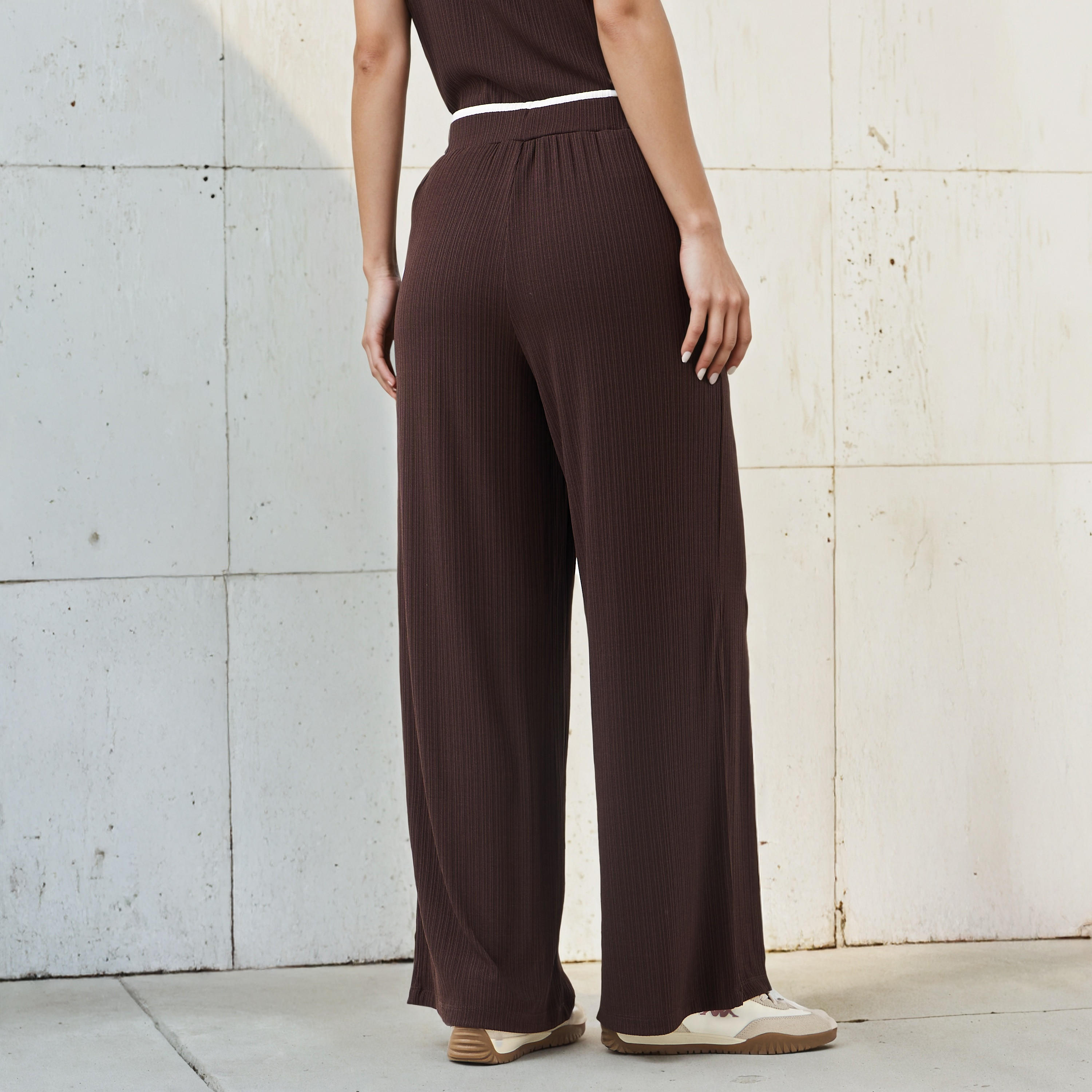 بنطلون رياضي واسع الساقين مضلّع بخصر مطاطي متباين متوسط الارتفاع -women-clothing-bottoms-joggers-image-3