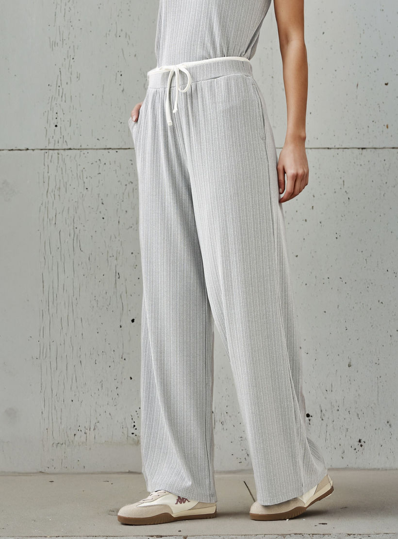 بنطلون رياضي واسع الساقين مضلّع بخصر مطاطي متباين متوسط الارتفاع -women-clothing-bottoms-joggers-image-1