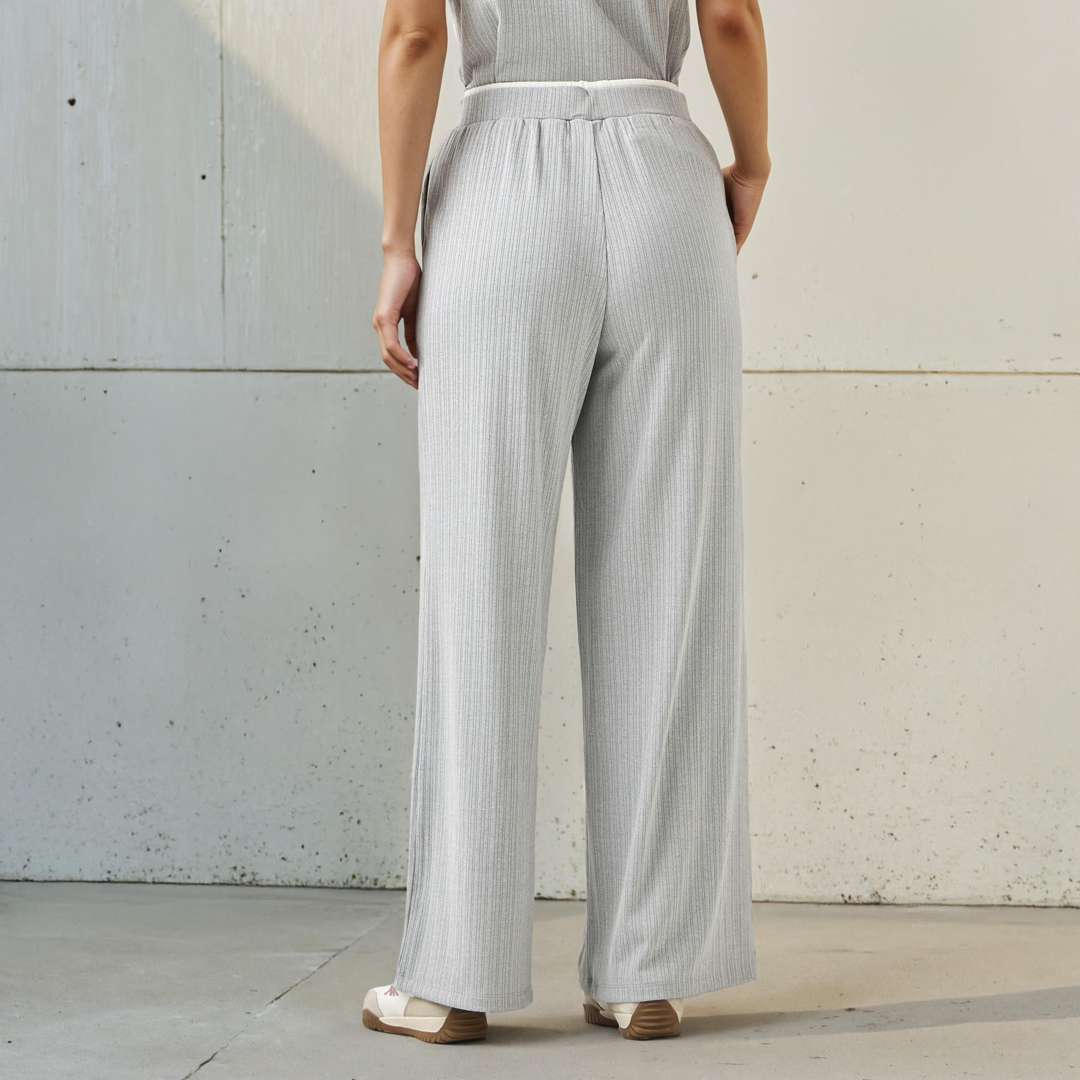 بنطلون رياضي واسع الساقين مضلّع بخصر مطاطي متباين متوسط الارتفاع -women-clothing-bottoms-joggers-image-3