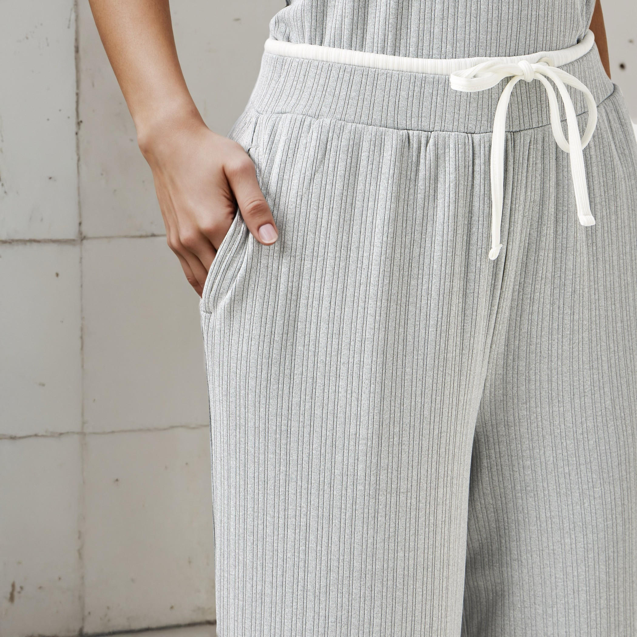 بنطلون رياضي واسع الساقين مضلّع بخصر مطاطي متباين متوسط الارتفاع -women-clothing-bottoms-joggers-image-5