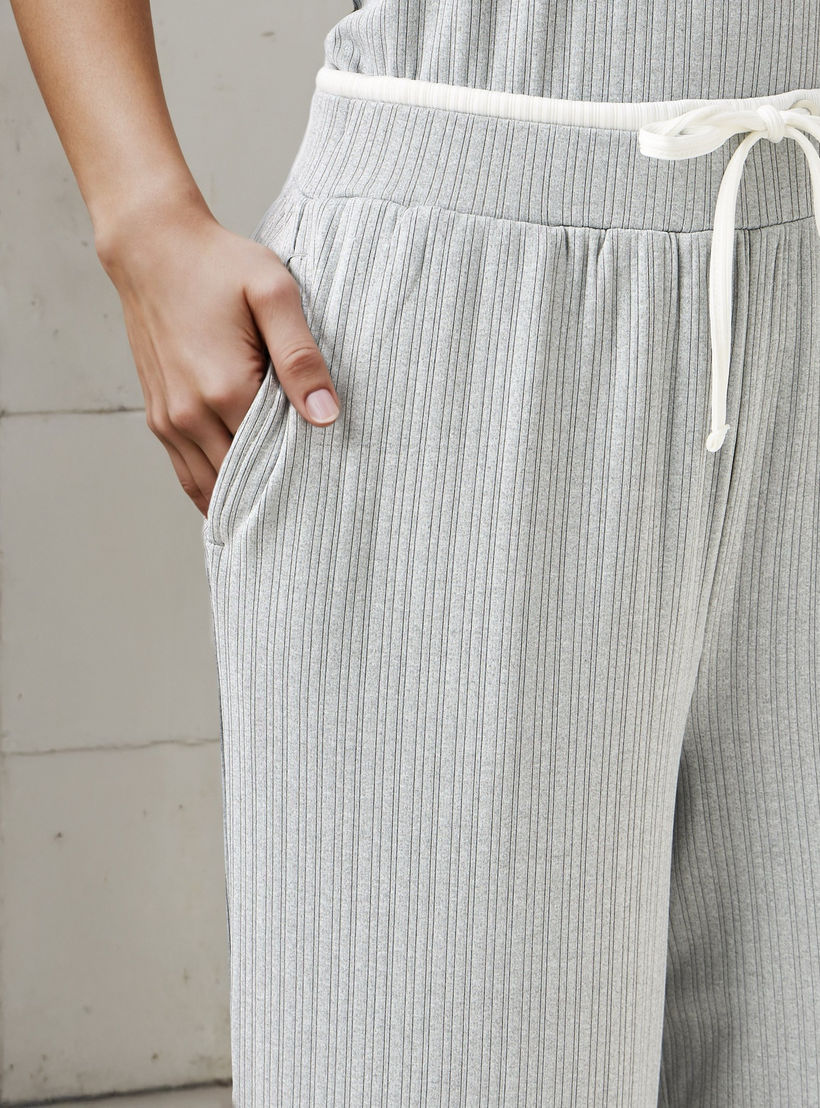 بنطلون رياضي واسع الساقين مضلّع بخصر مطاطي متباين متوسط الارتفاع -women-clothing-bottoms-joggers-image-5