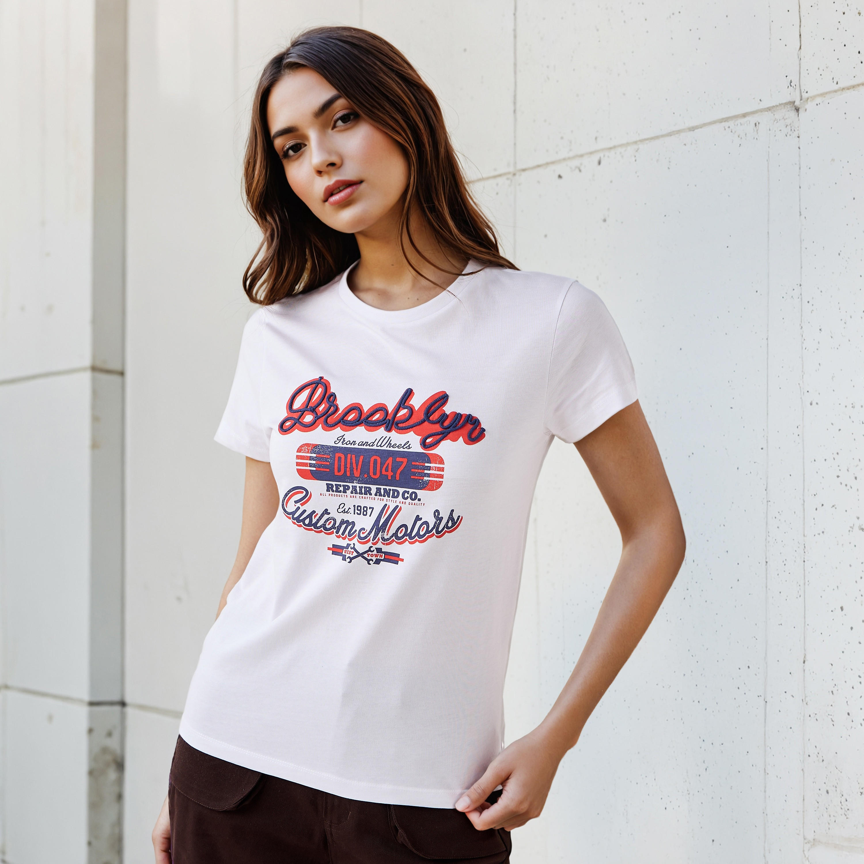 تيشيرت قطن بقصّة عادية وطبعات جرافيك-women-clothing-tshirts-image-5