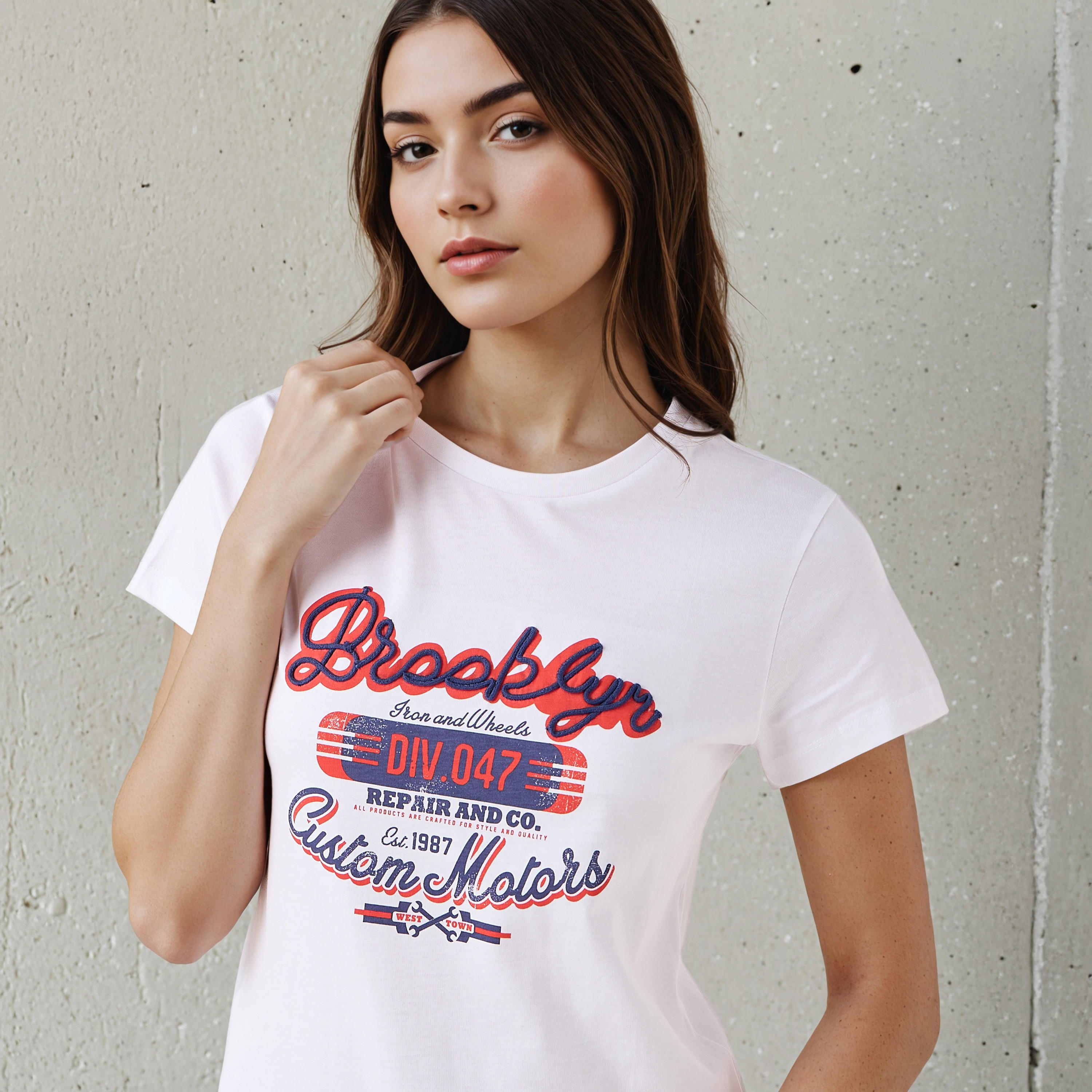 تيشيرت قطن بقصّة عادية وطبعات جرافيك-women-clothing-tshirts-image-2