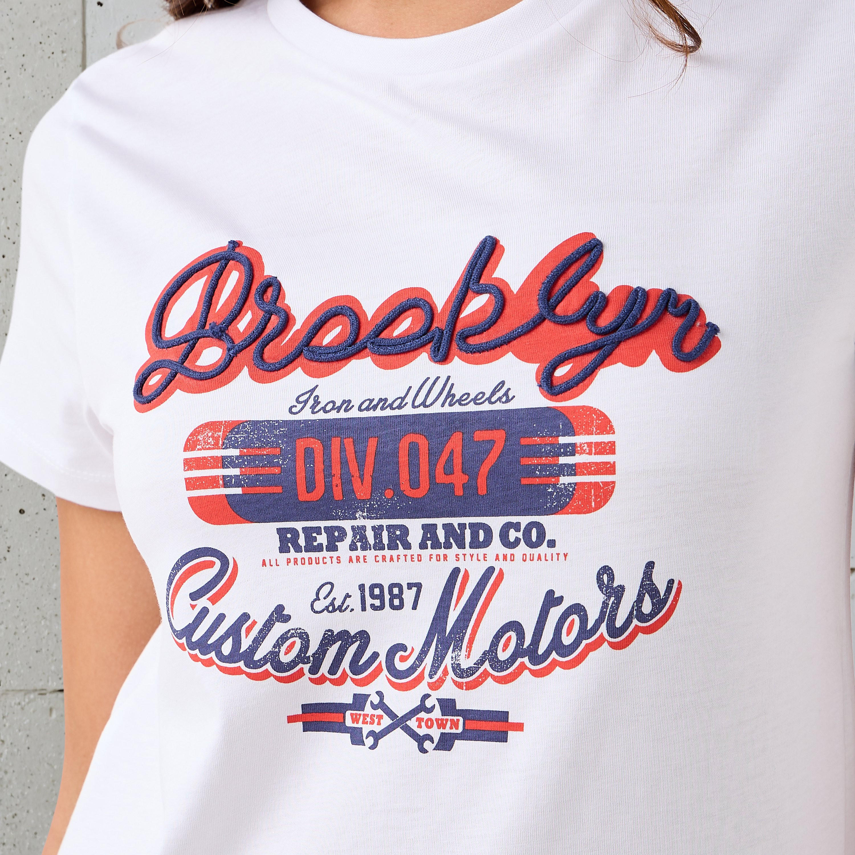 تيشيرت قطن بقصّة عادية وطبعات جرافيك-women-clothing-tshirts-image-1