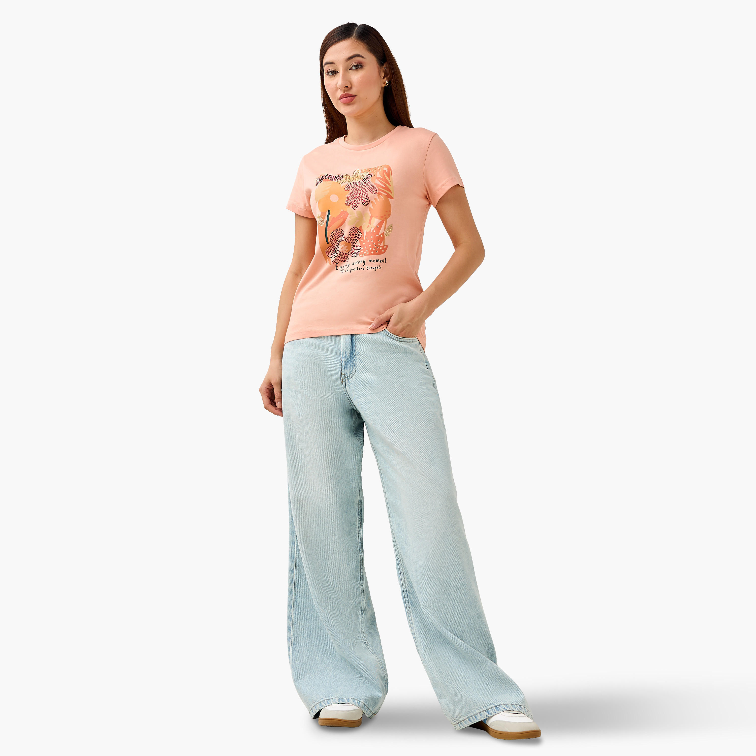 تيشيرت قطن بقصة عادية ونطريزات-women-clothing-tshirts-image-4