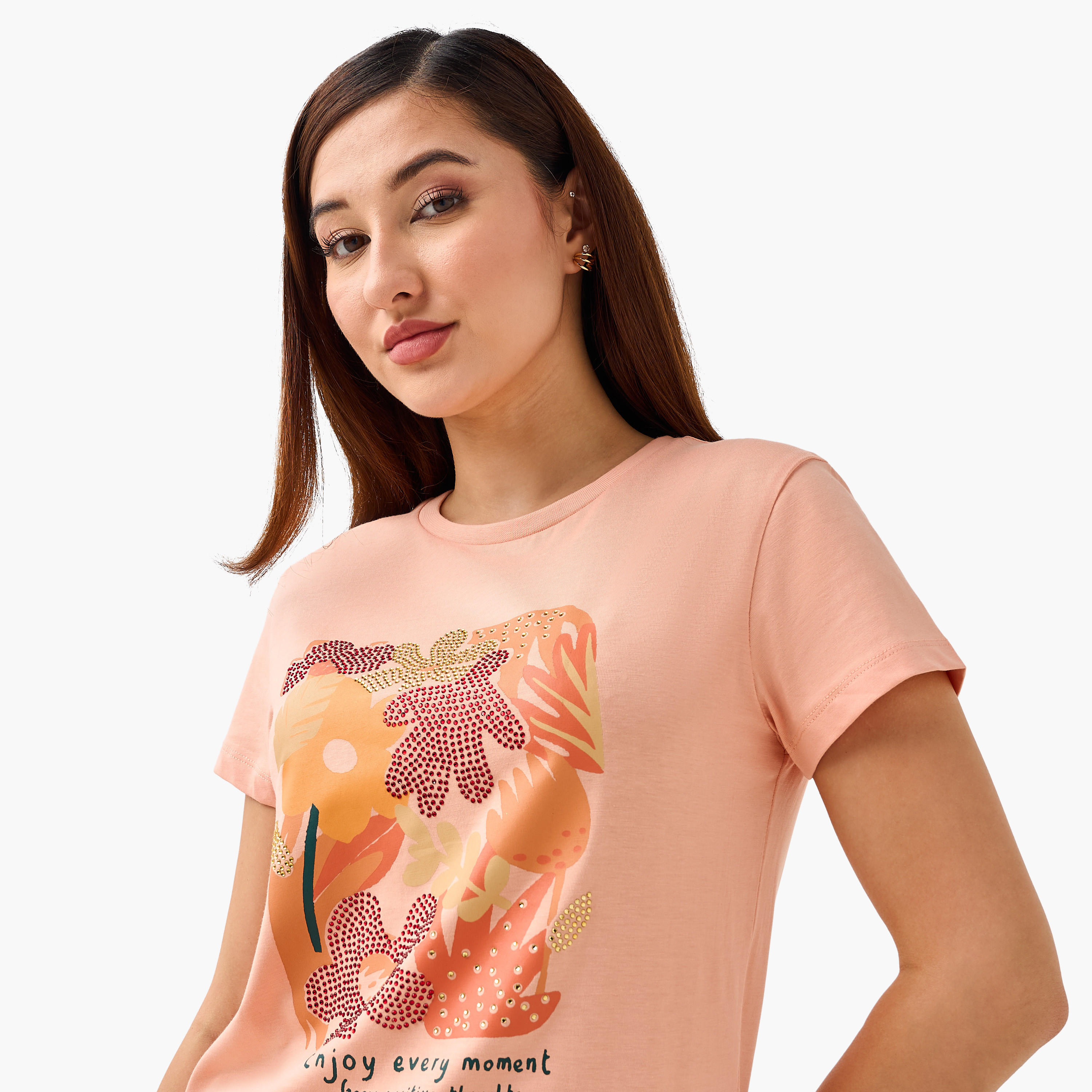 تيشيرت قطن بقصة عادية ونطريزات-women-clothing-tshirts-image-1