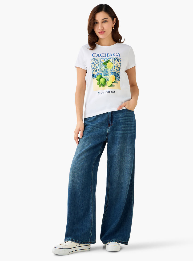 تيشيرت قطن بقصة عادية وطبعات جرافيك-women-clothing-tshirts-image-2