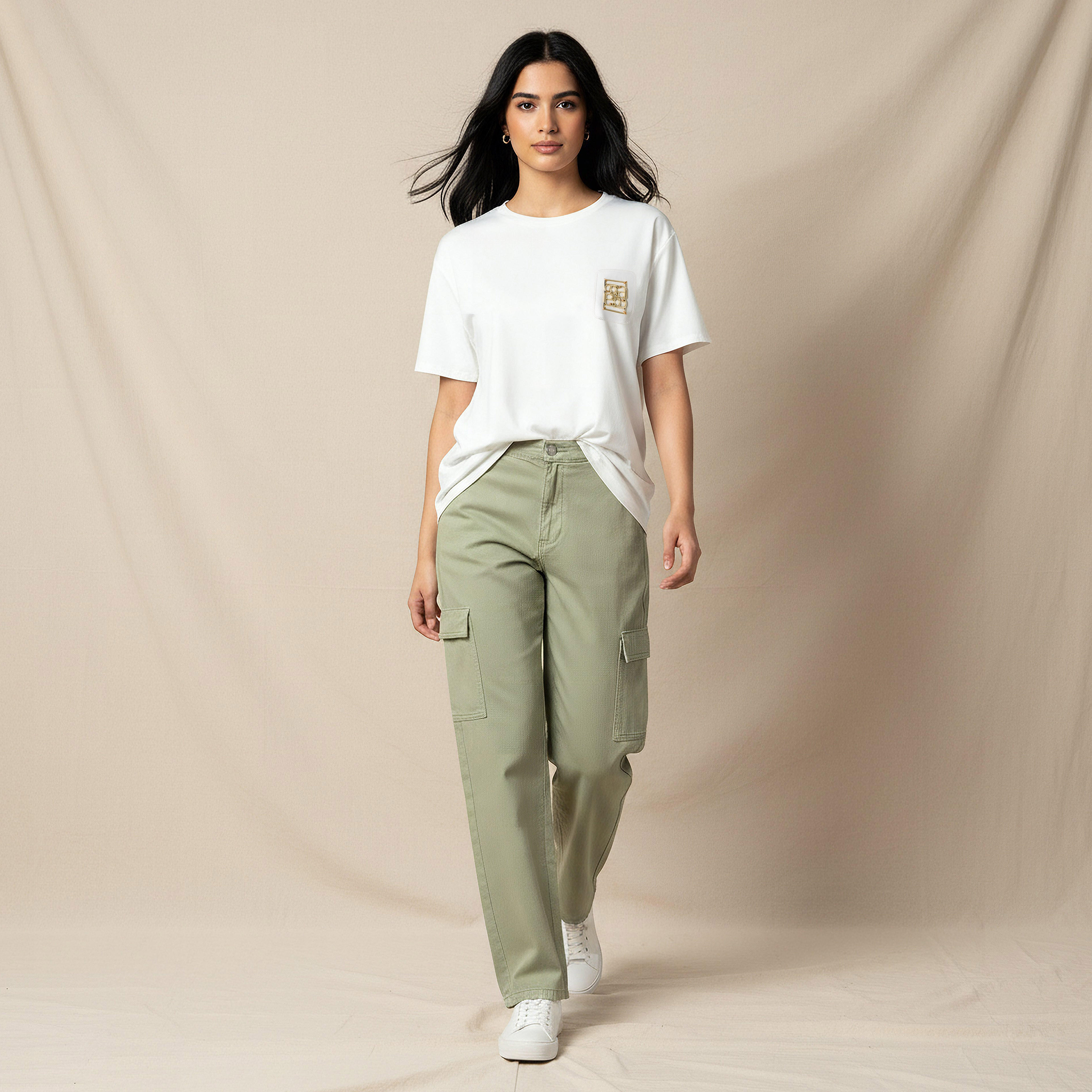تيشيرت بقصة عادية وتفاصيل زخارف معدن-women-clothing-tshirts-image-2