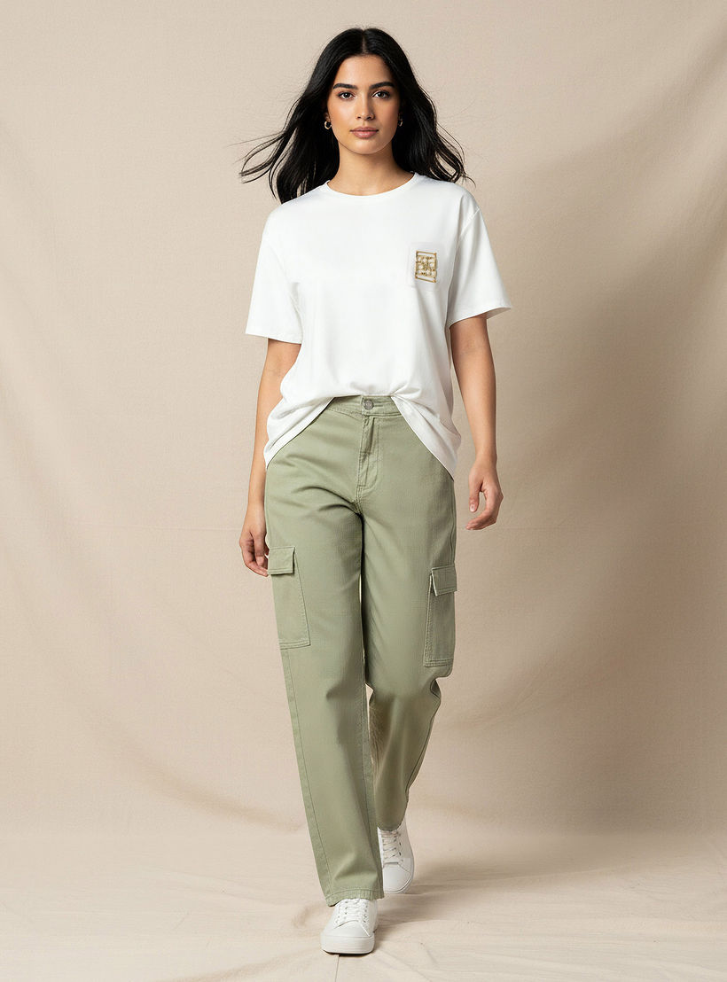 تيشيرت بقصة عادية وتفاصيل زخارف معدن-women-clothing-tshirts-image-2