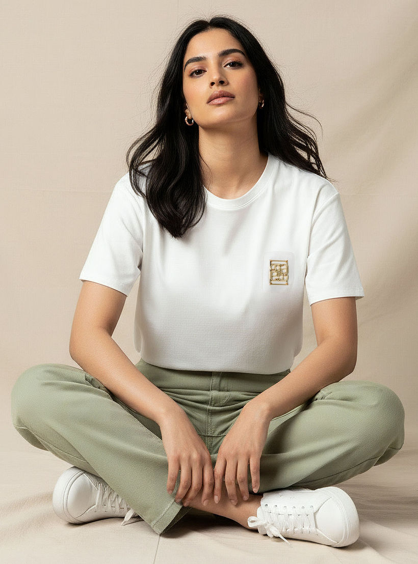 تيشيرت بقصة عادية وتفاصيل زخارف معدن-women-clothing-tshirts-image-5