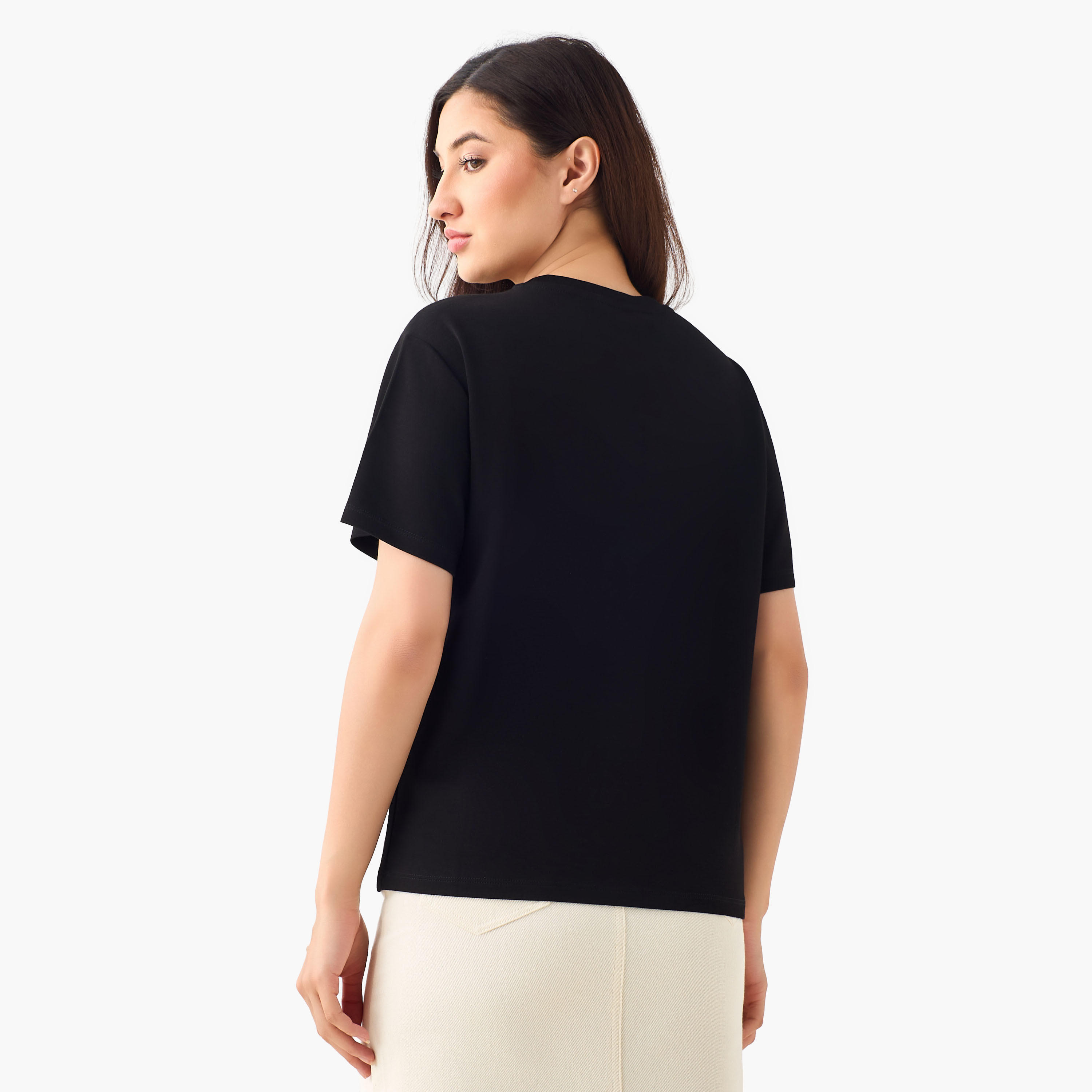 تيشيرت بقصة عادية وتفاصيل زخارف معدن-women-clothing-tshirts-image-5