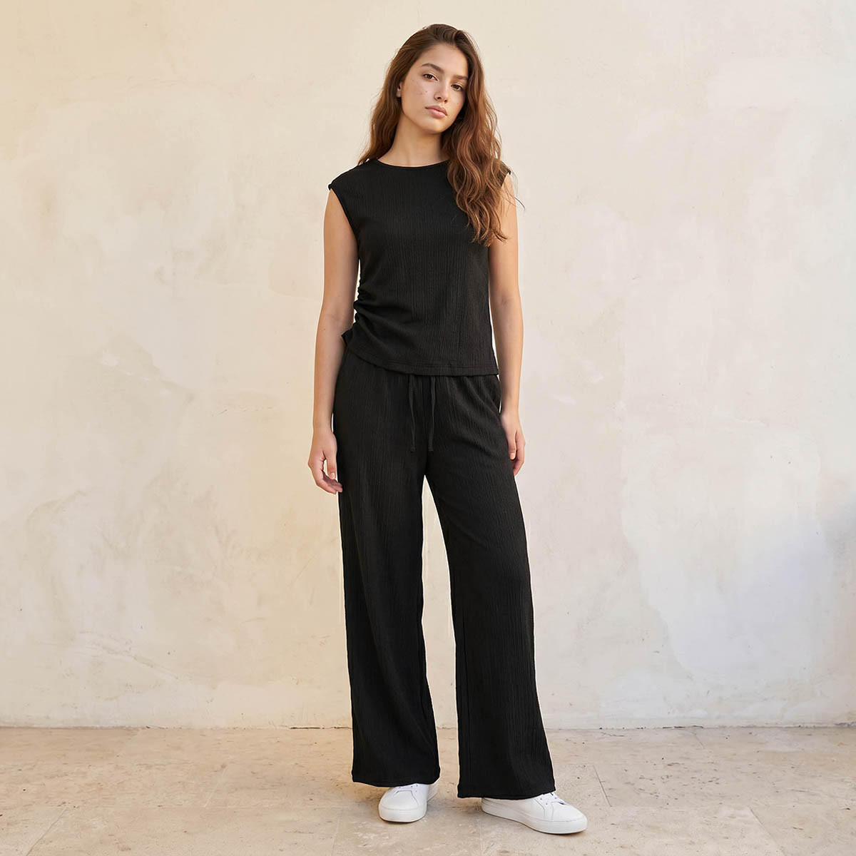 بلوزة بقصة عادية مع كشكش وملمس بارز-women-clothing-shirtsandblouses-blouses-image-2