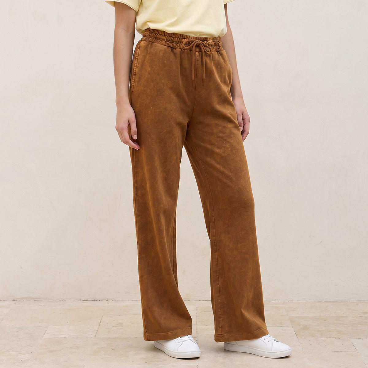 بنطلون رياضي بقصة عادية ورباط إغلاق-women-clothing-bottoms-joggers-image-1