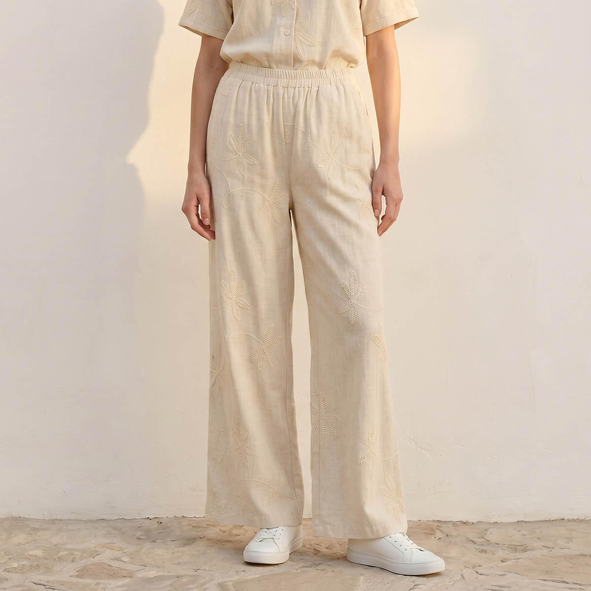 بنطلون مطرز واسع الساقين بخصر متوسط الارتفاع يوث من سبلاش-women-clothing-trousers-image-1