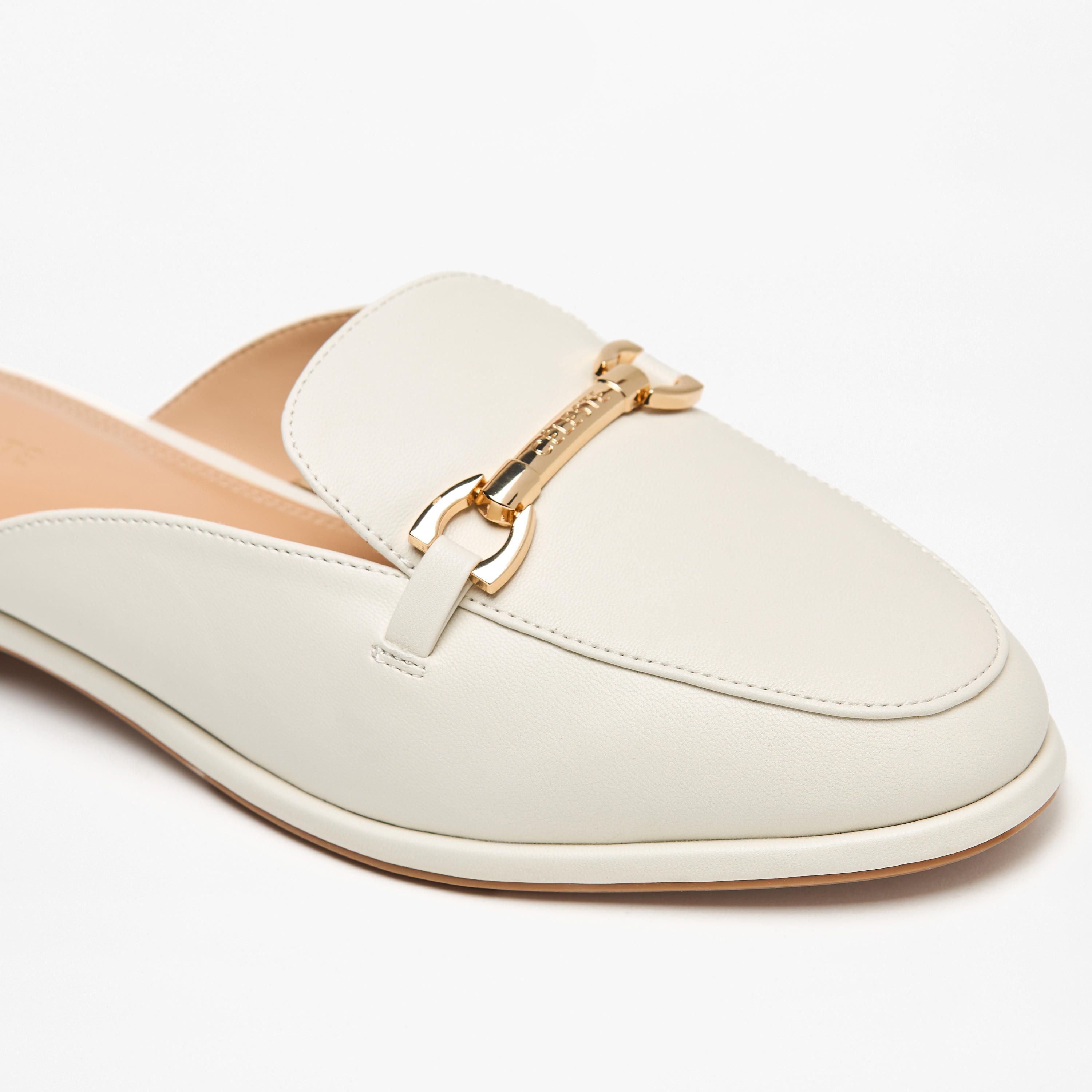 حذاء ميول سادة سهل الارتداء بزينة ميتاليك للنساء من سيليست-women-shoes-flats-mules-image-5