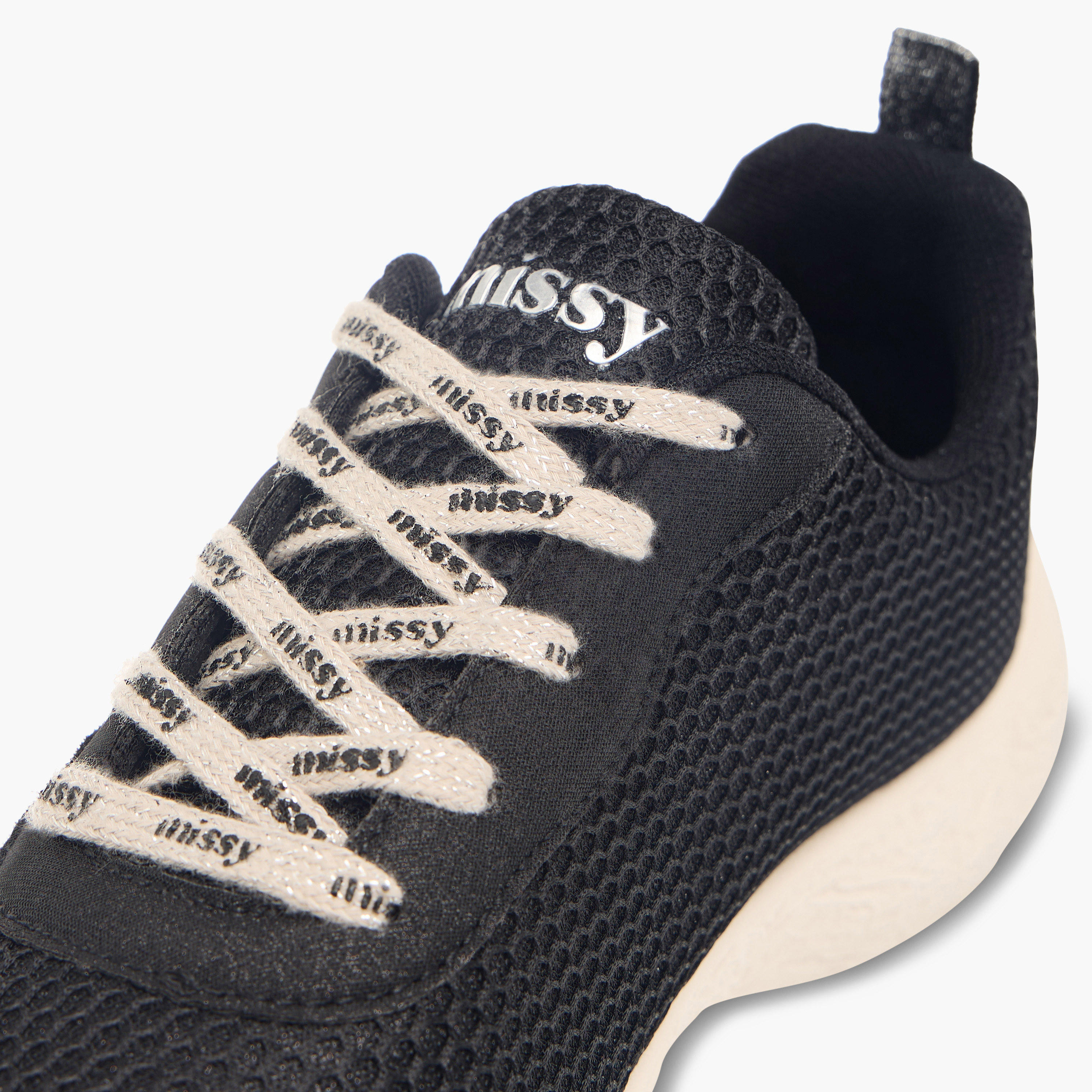 حذاء سنيكرز بارز الملمس بطبعات ورباط إغلاق من ميسي-women-shoes-sneakers-image-2
