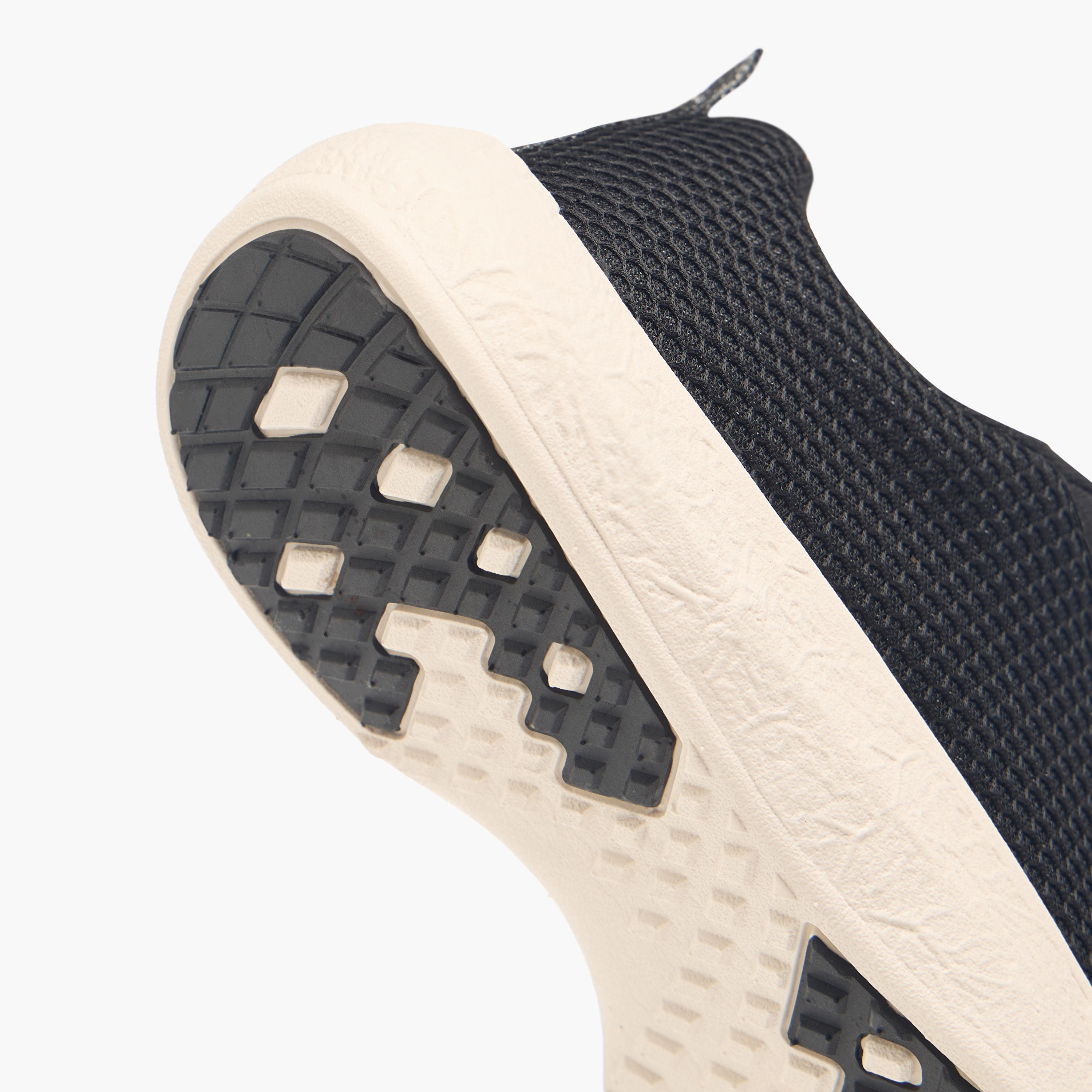 حذاء سنيكرز بارز الملمس بطبعات ورباط إغلاق من ميسي-women-shoes-sneakers-image-1