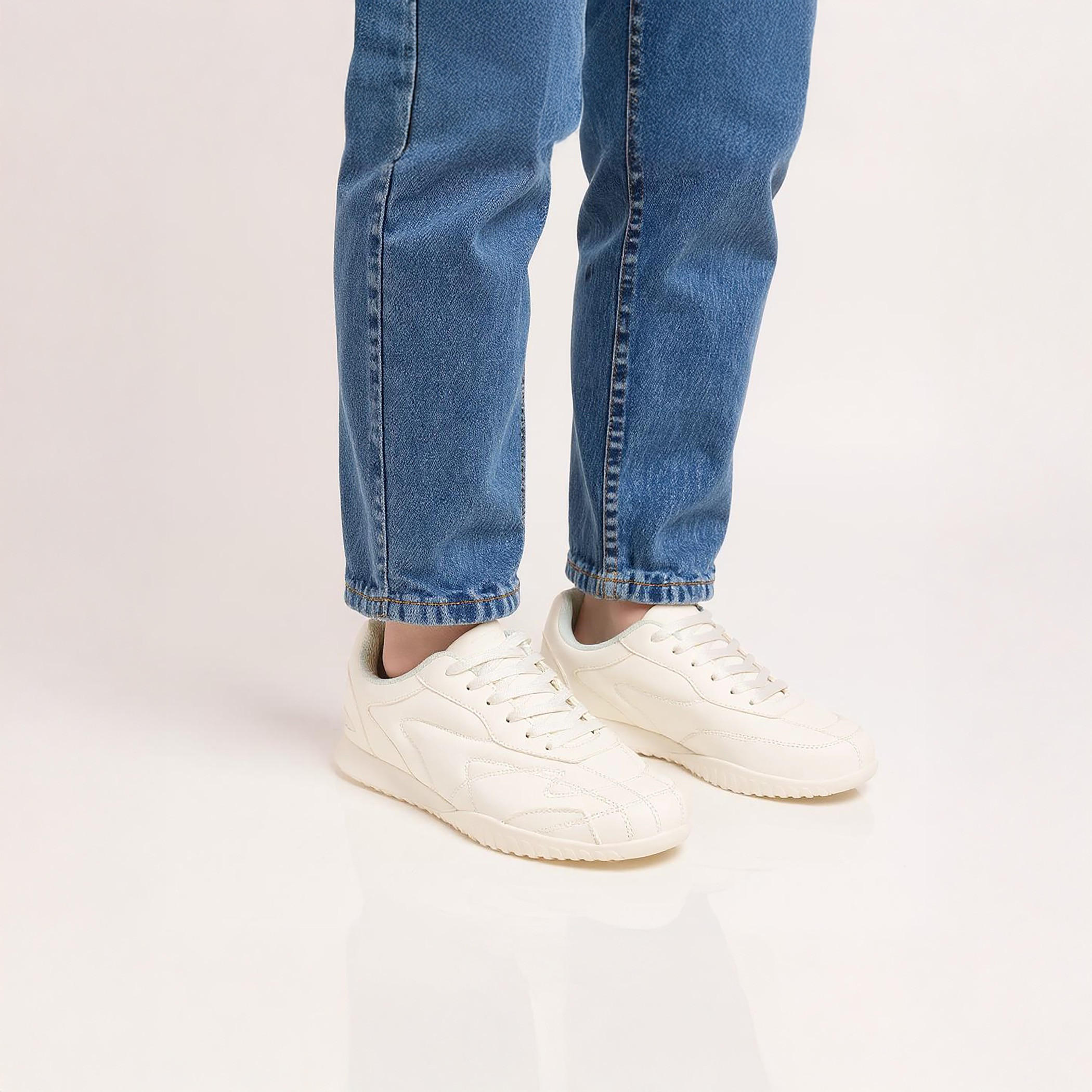 حذاء رياضي برباط إغلاق وتفاصيل شعار من داش-women-shoes-sports-image-3